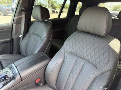 2025 BMW X7 M60i