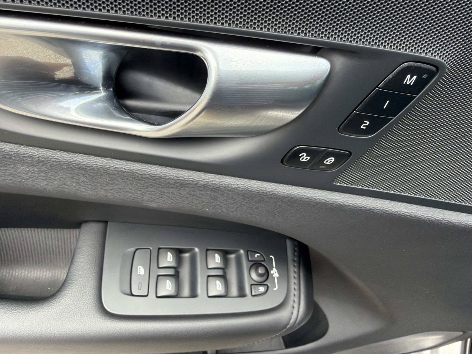 2025 Volvo XC60 Plug-In Hybrid Core