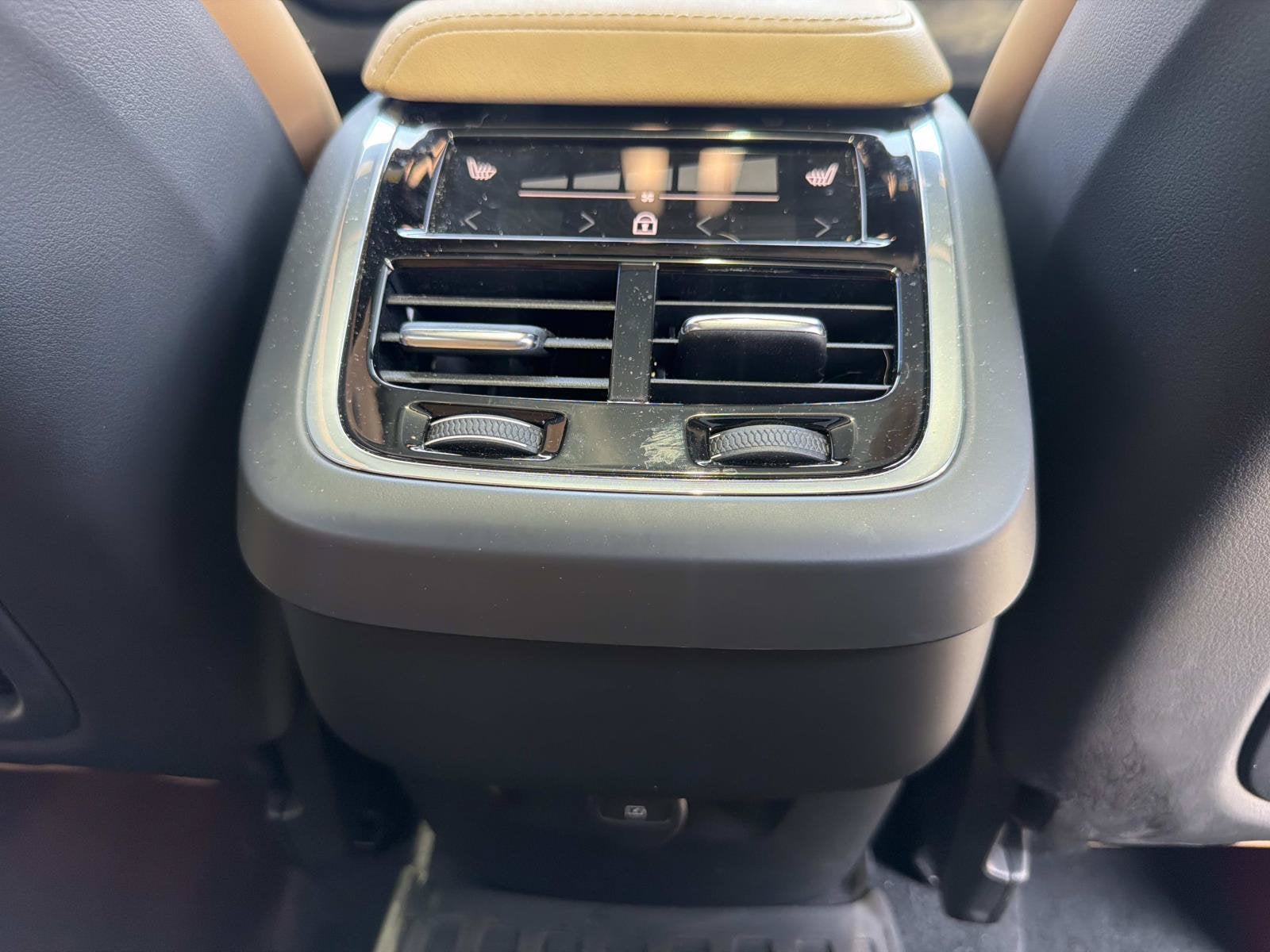 2024 Volvo XC60 Ultimate Dark Theme