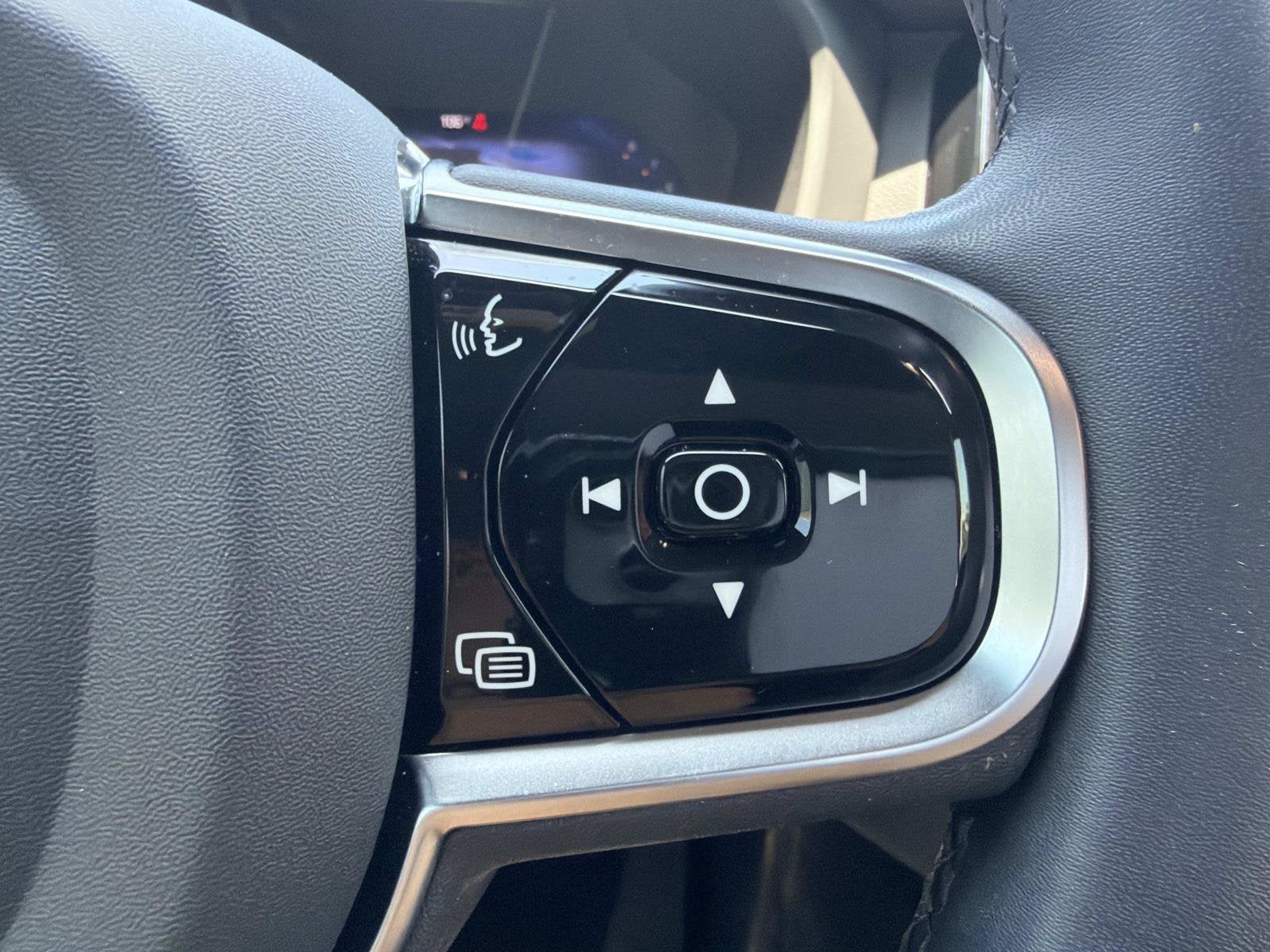 2024 Volvo XC60 Ultimate Dark Theme