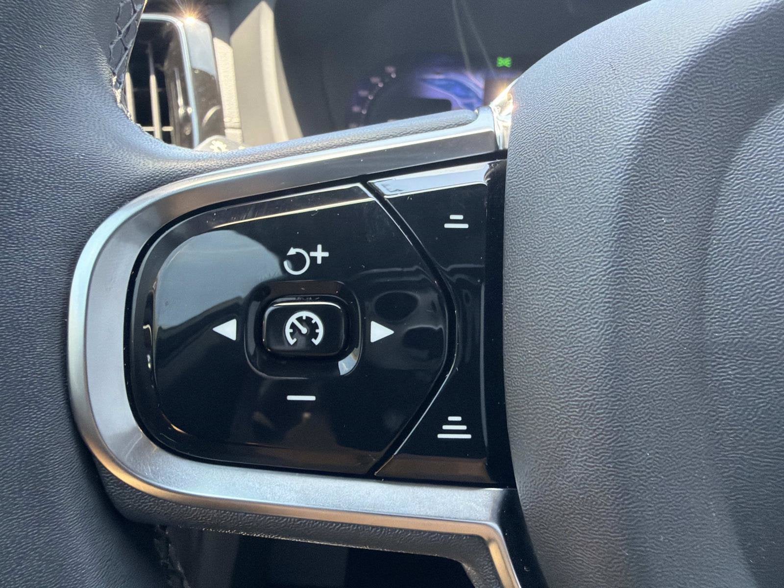 2024 Volvo XC60 Ultimate Dark Theme