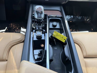 2024 Volvo XC60 Ultimate Dark Theme