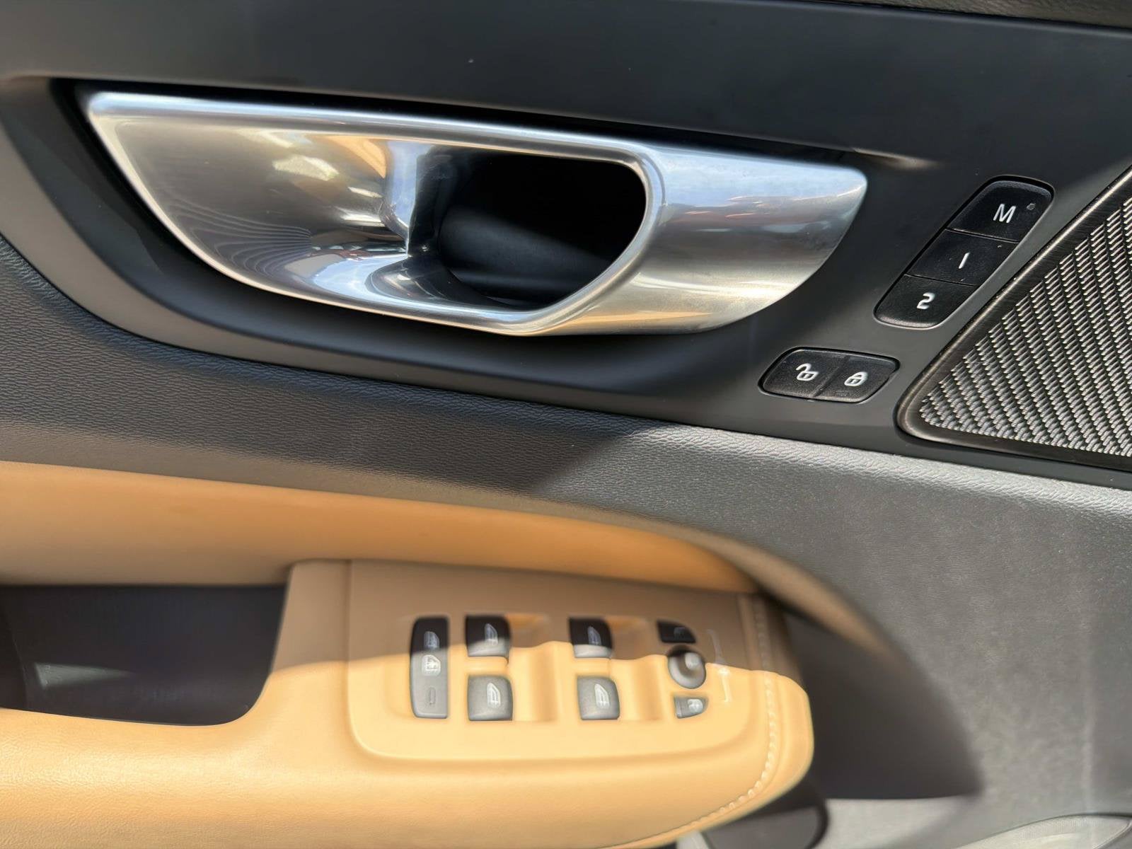 2024 Volvo XC60 Ultimate Dark Theme