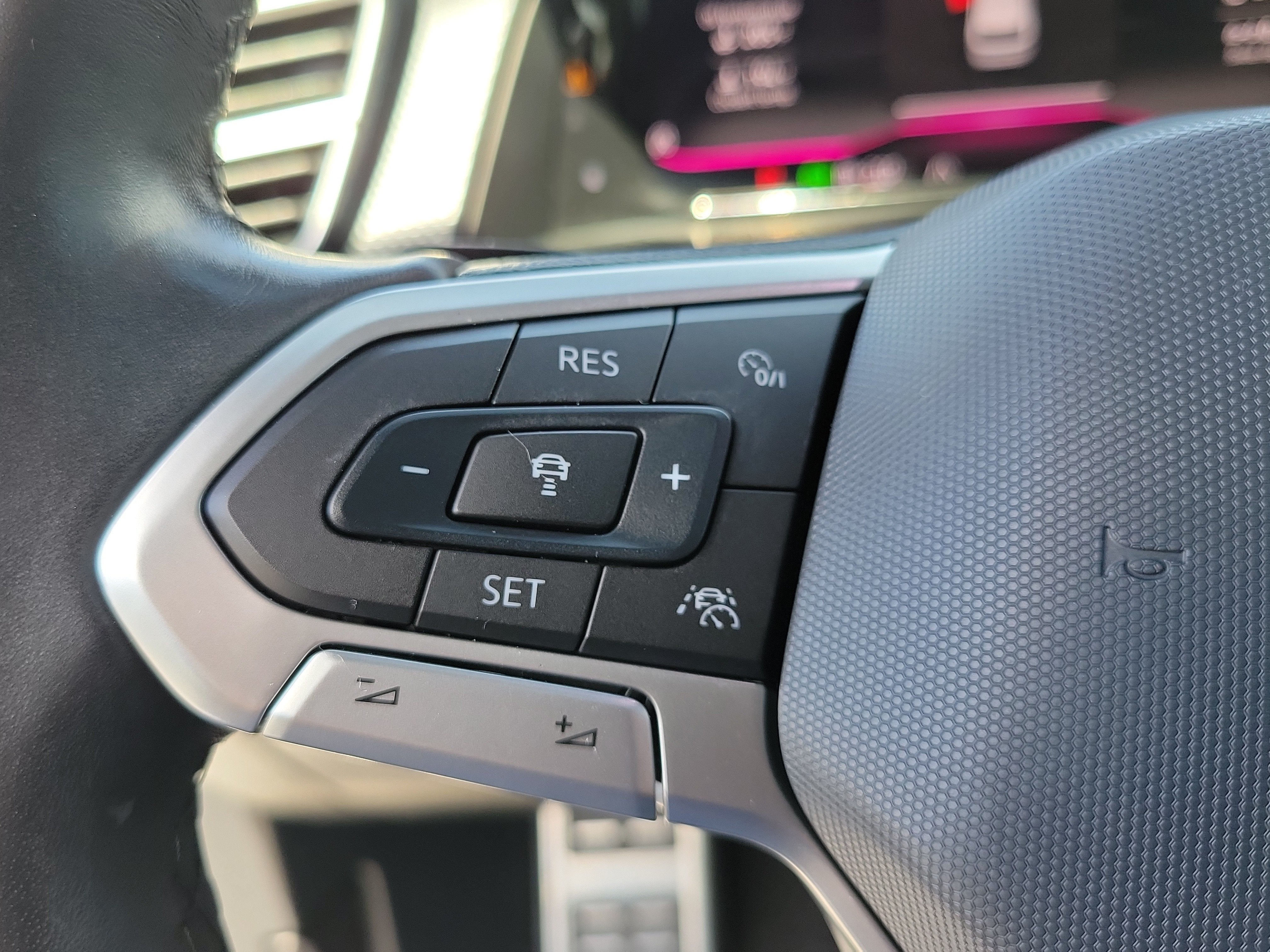 2024 Volkswagen Atlas Cross Sport 2.0T SEL R-Line