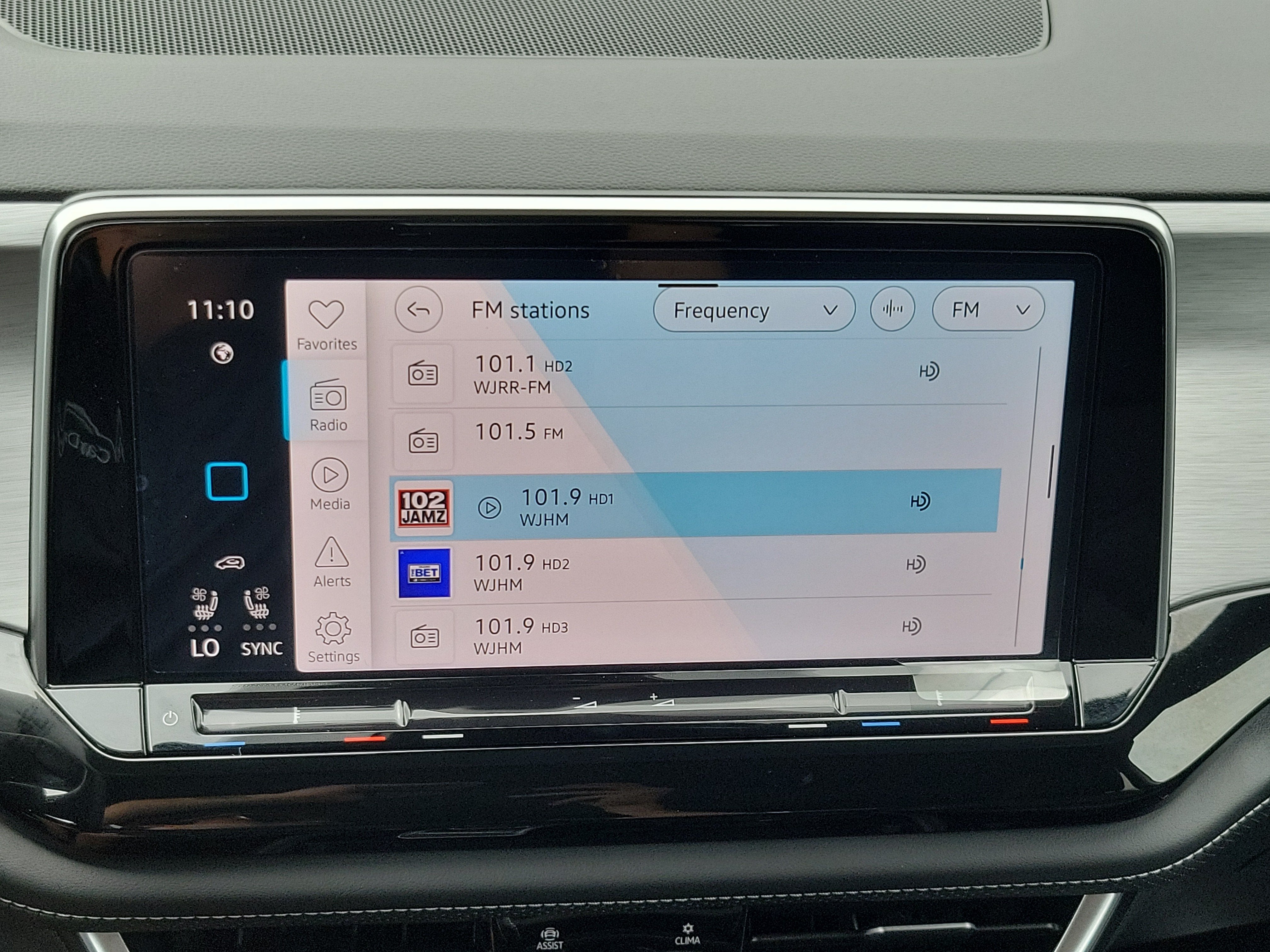 2026 Volkswagen Atlas Cross Sport 2.0T SE w/Technology