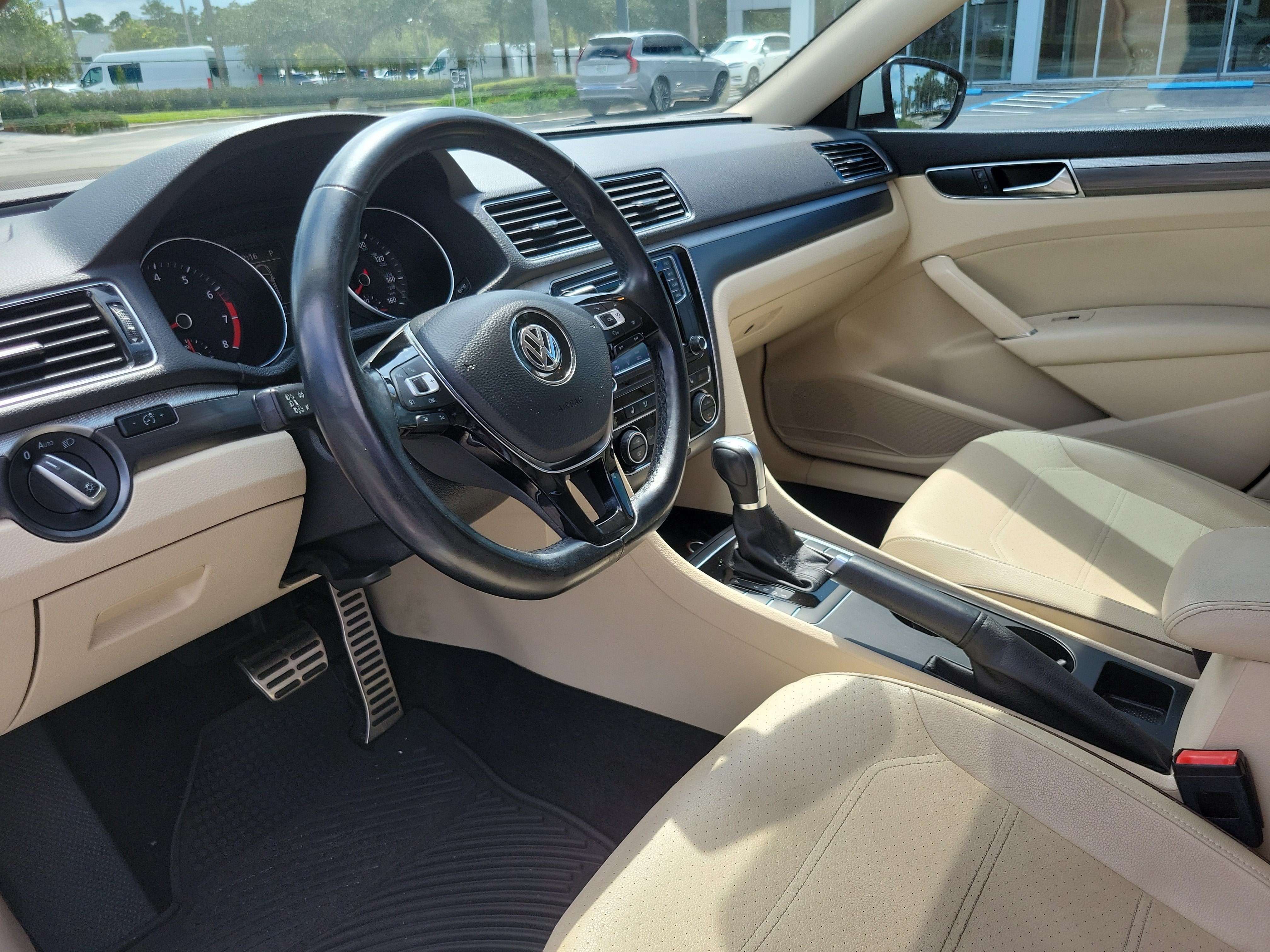 2017 Volkswagen Passat R-Line w/Comfort Pkg