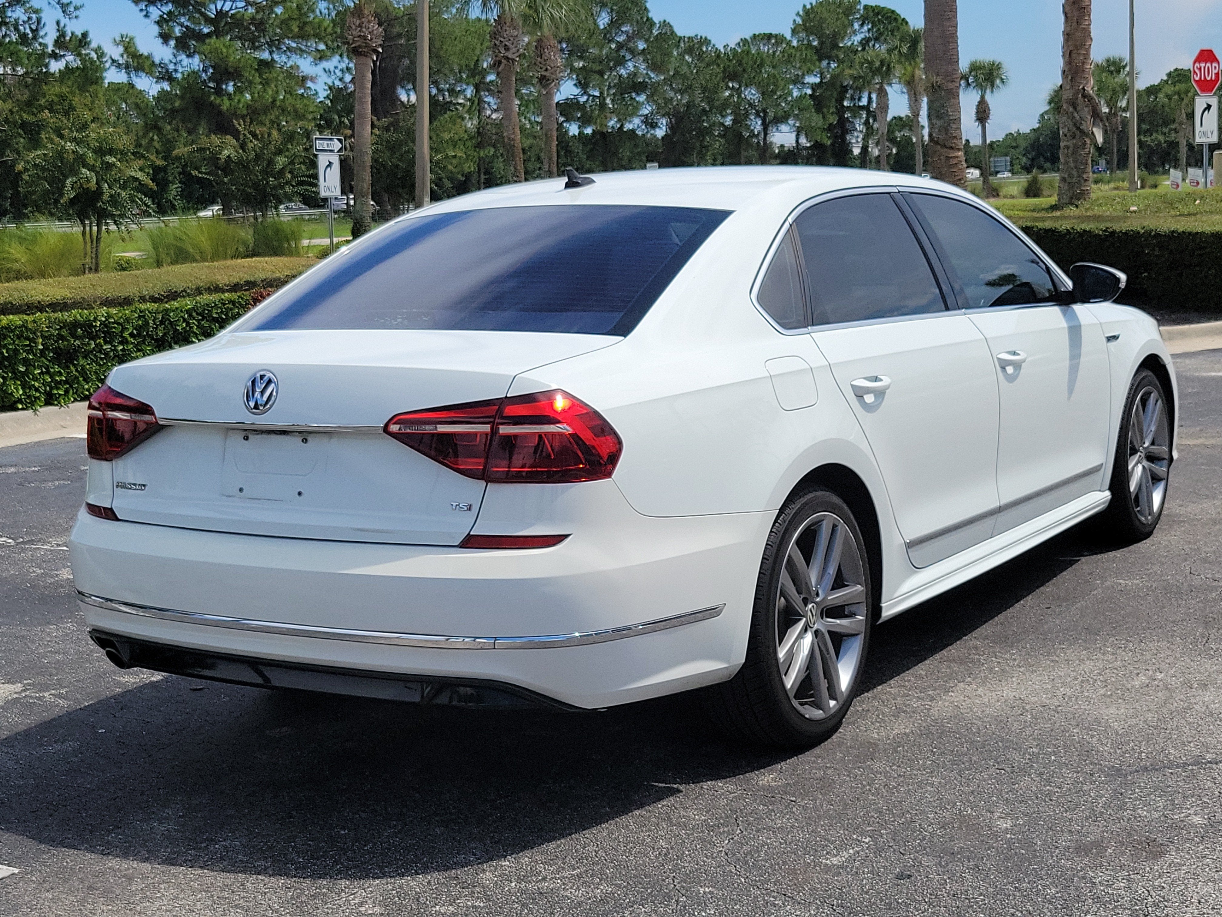 2017 Volkswagen Passat R-Line w/Comfort Pkg