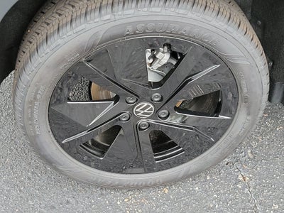 2026 Volkswagen Taos SE Black