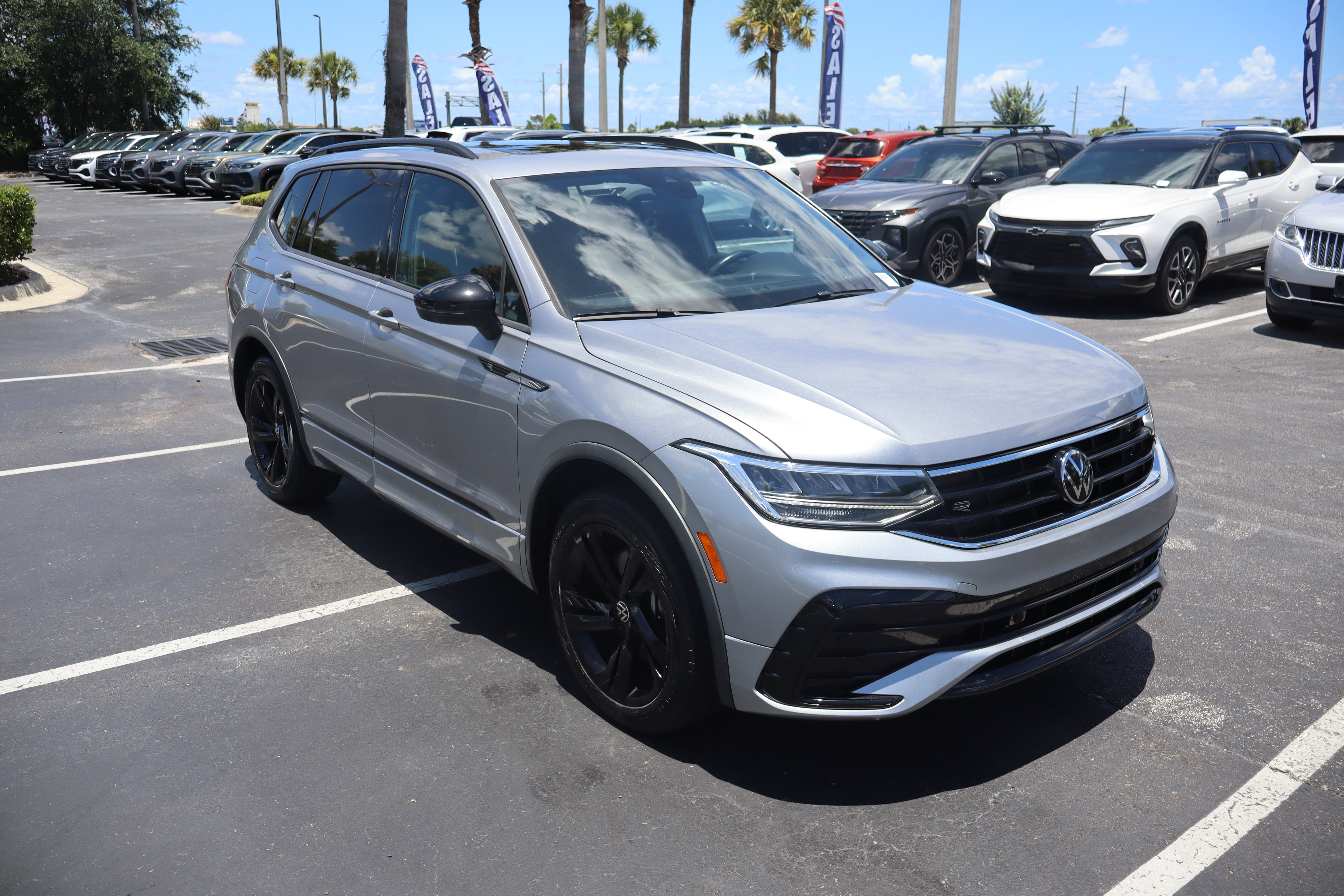 2024 Volkswagen Tiguan SE R-Line Black