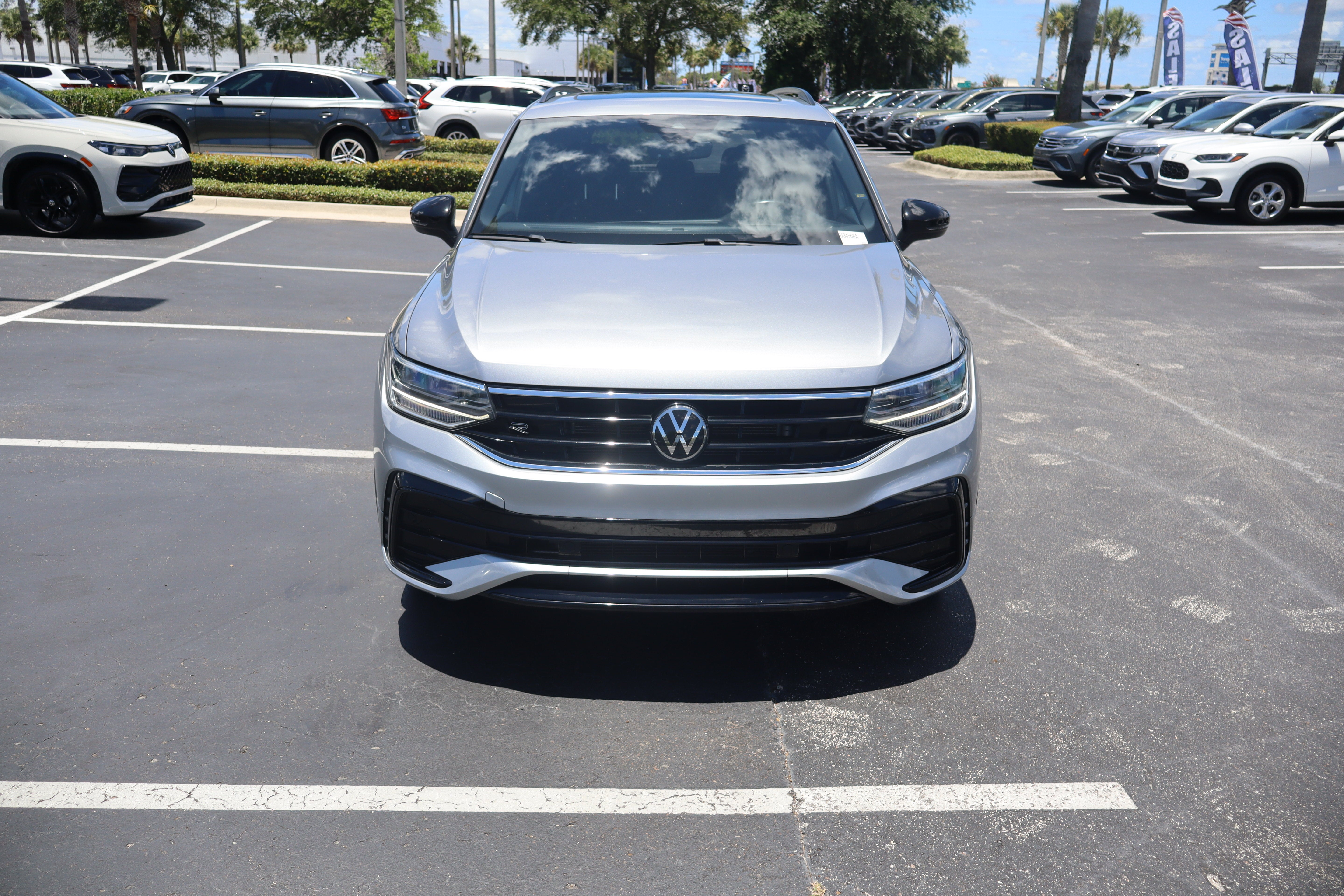 2024 Volkswagen Tiguan SE R-Line Black