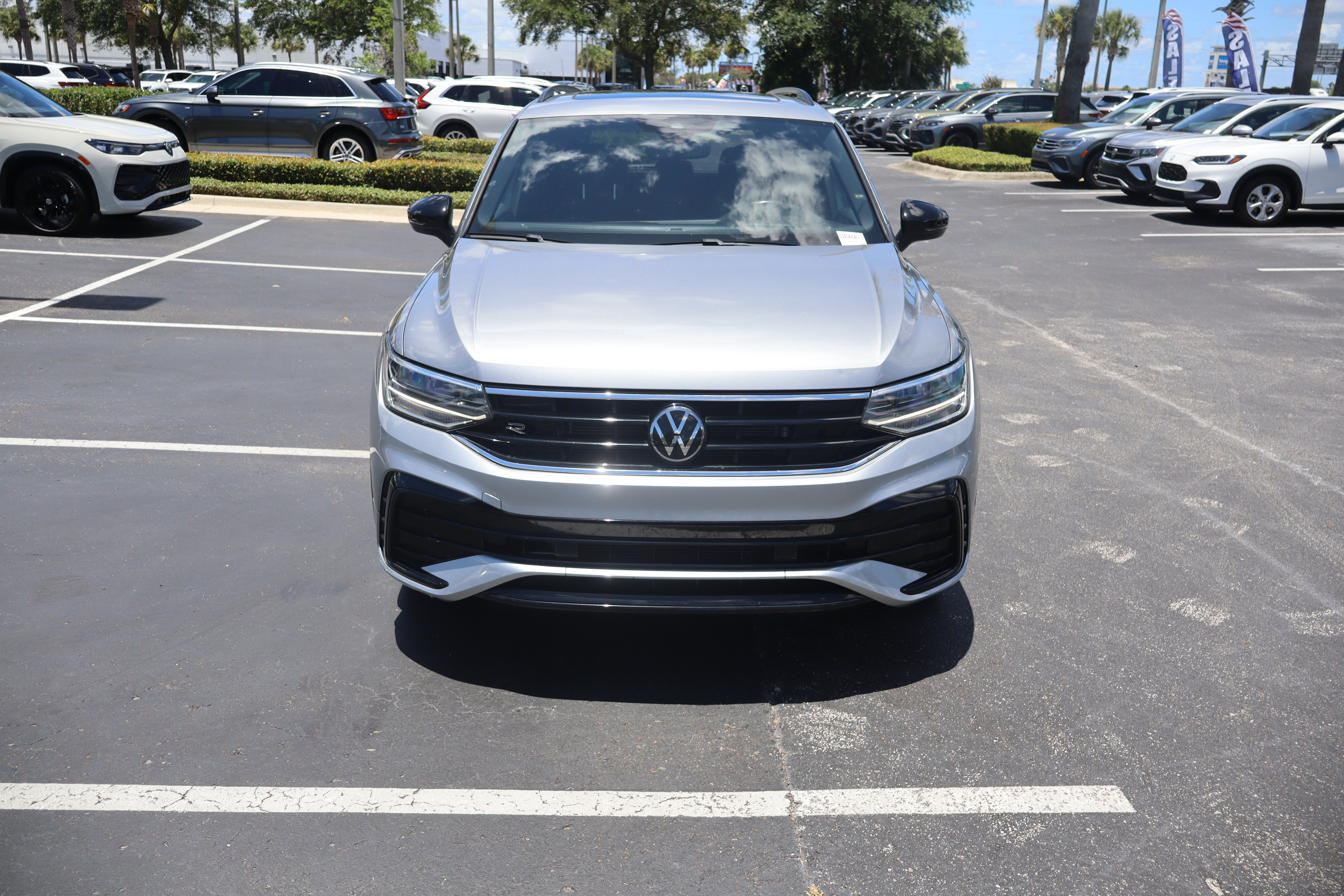 2024 Volkswagen Tiguan SE R-Line Black