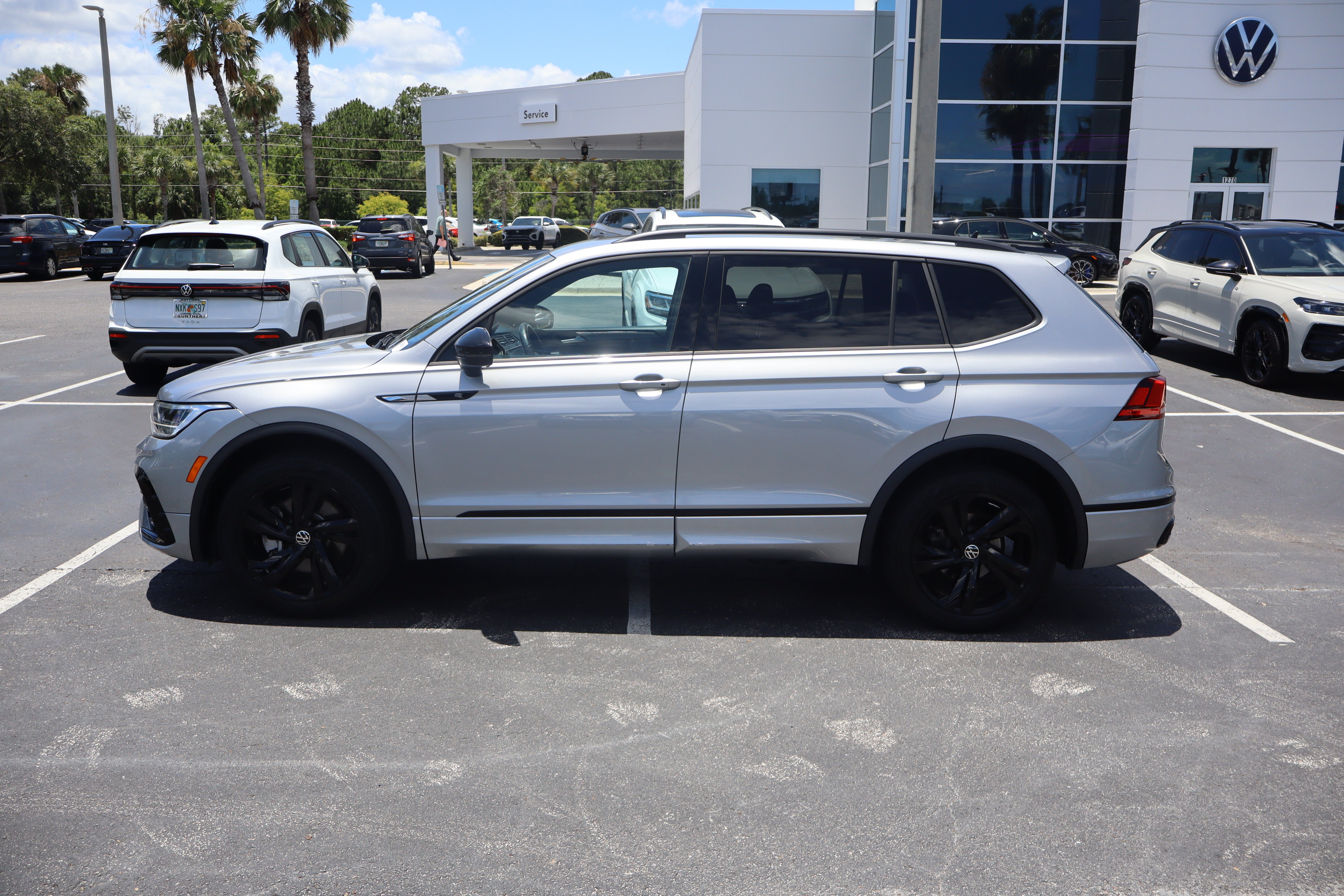 2024 Volkswagen Tiguan SE R-Line Black