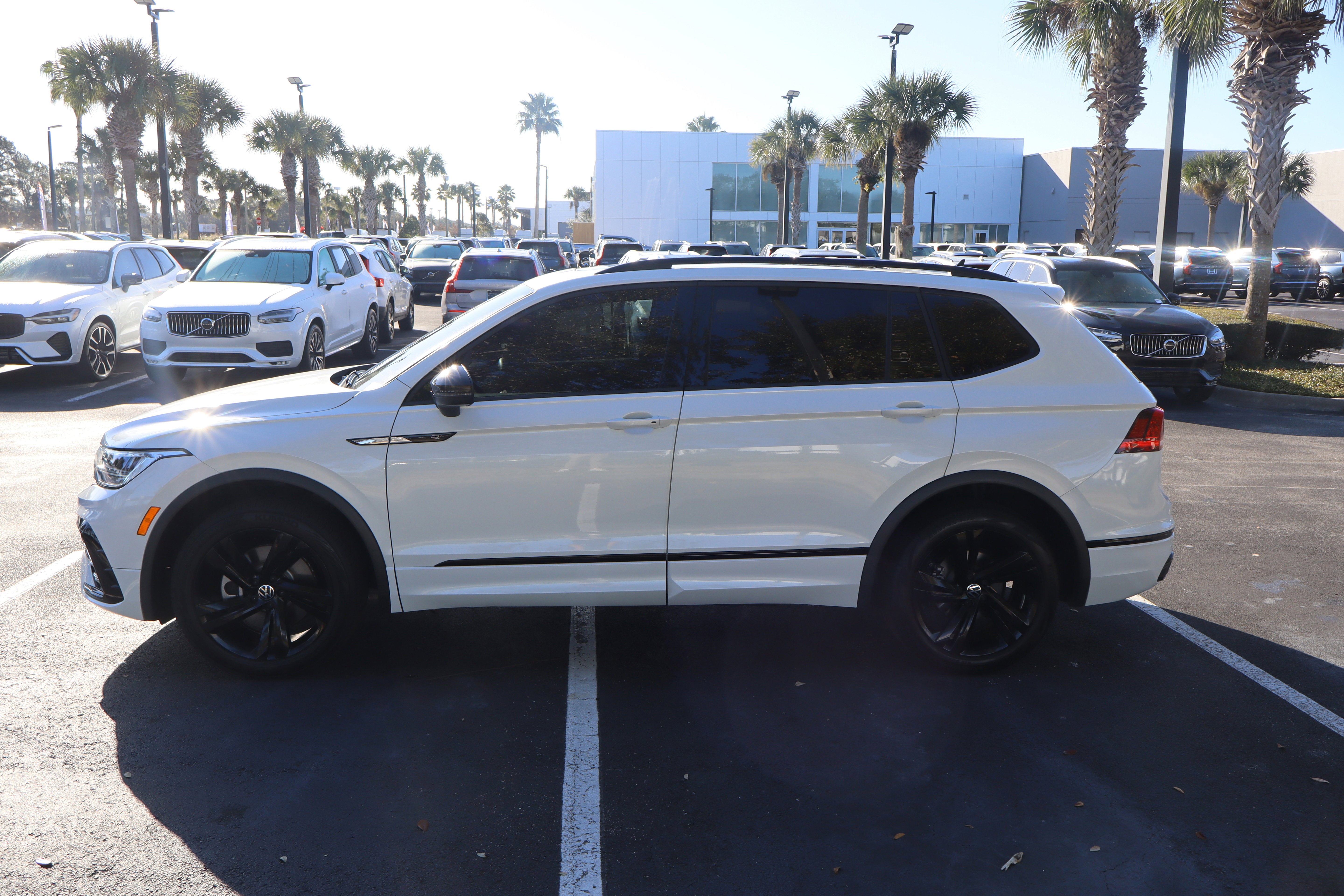 2023 Volkswagen Tiguan SE R-Line Black