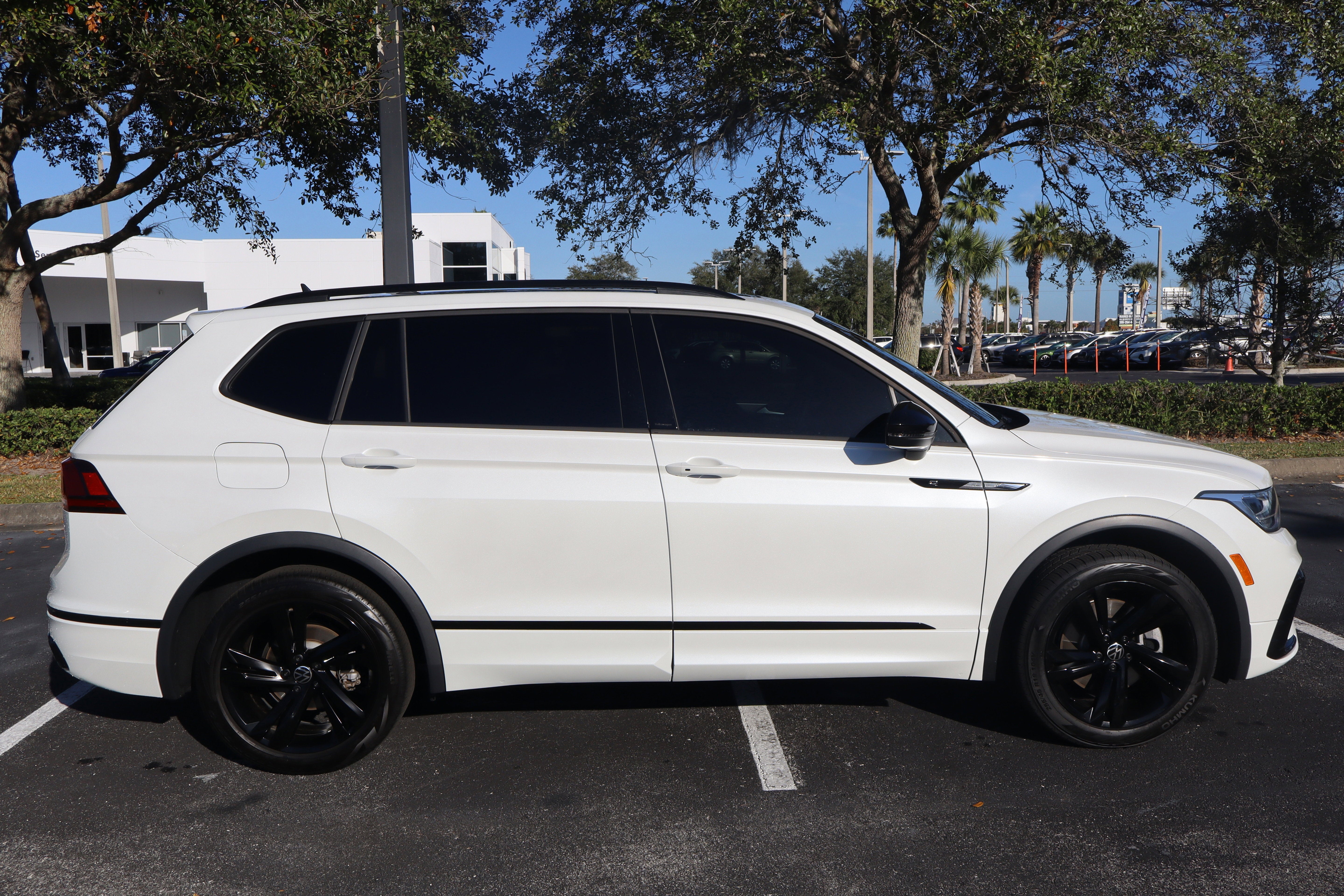 2023 Volkswagen Tiguan SE R-Line Black