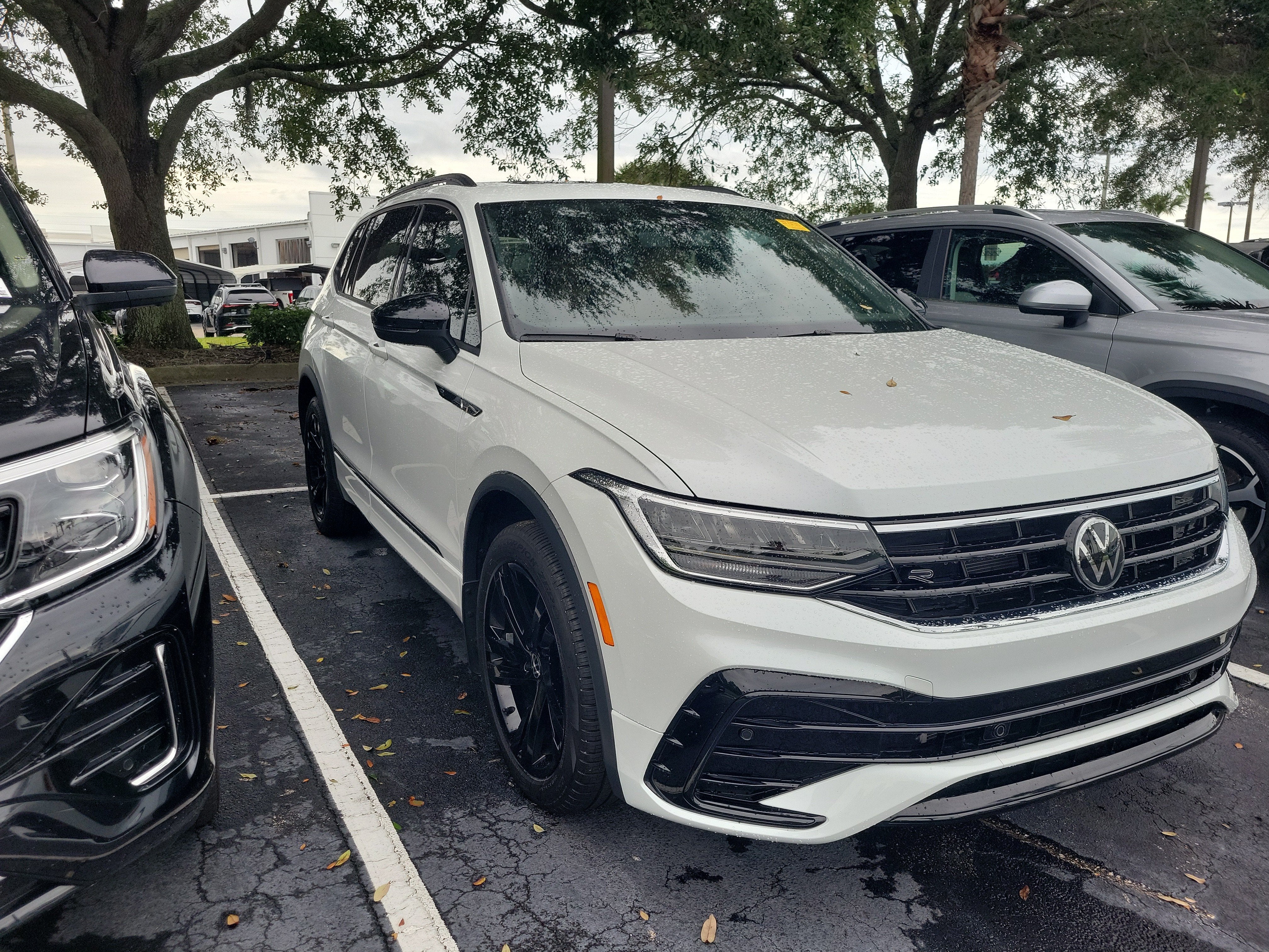 2024 Volkswagen Tiguan SE R-Line Black