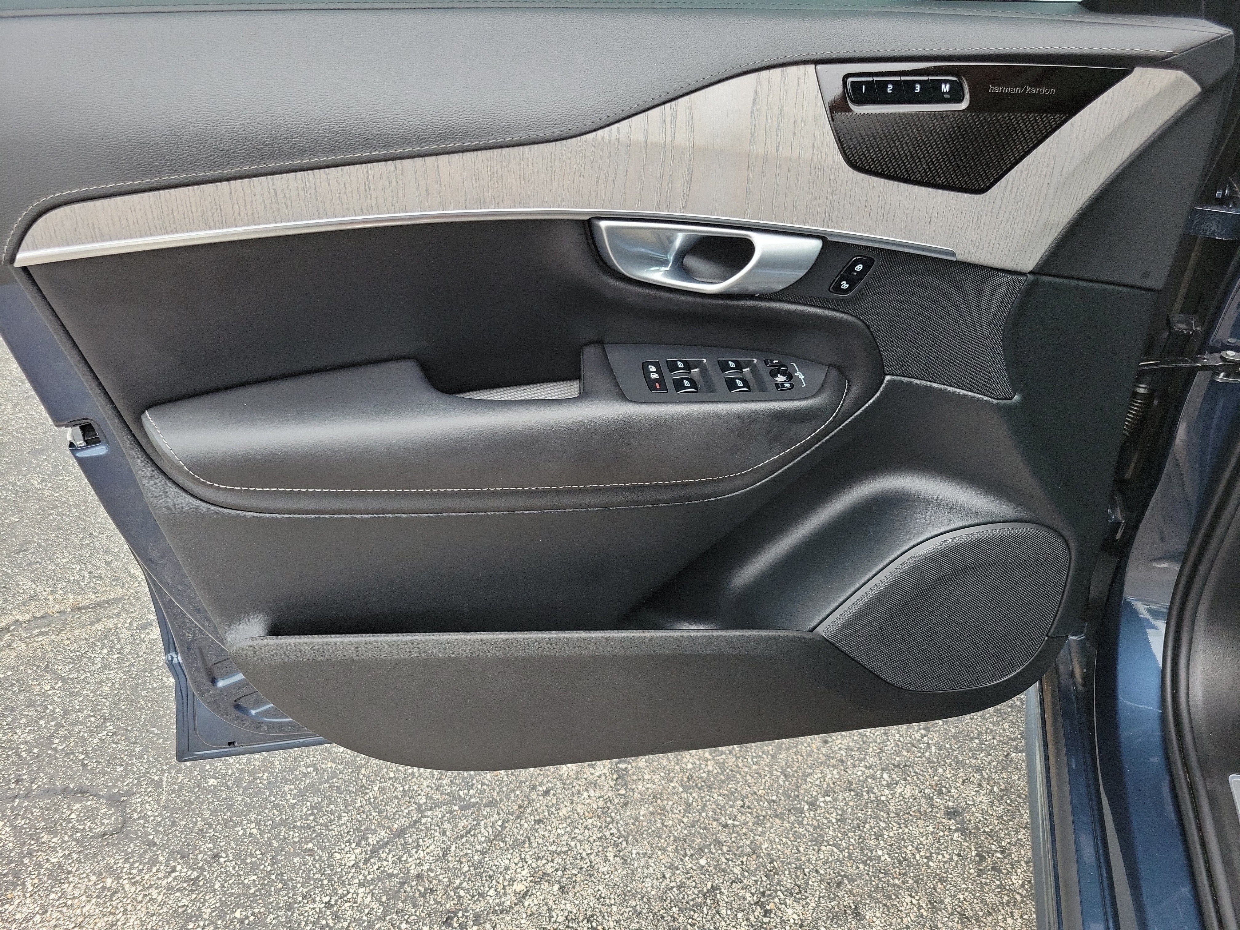 2024 Volvo XC90 Ultimate Bright Theme
