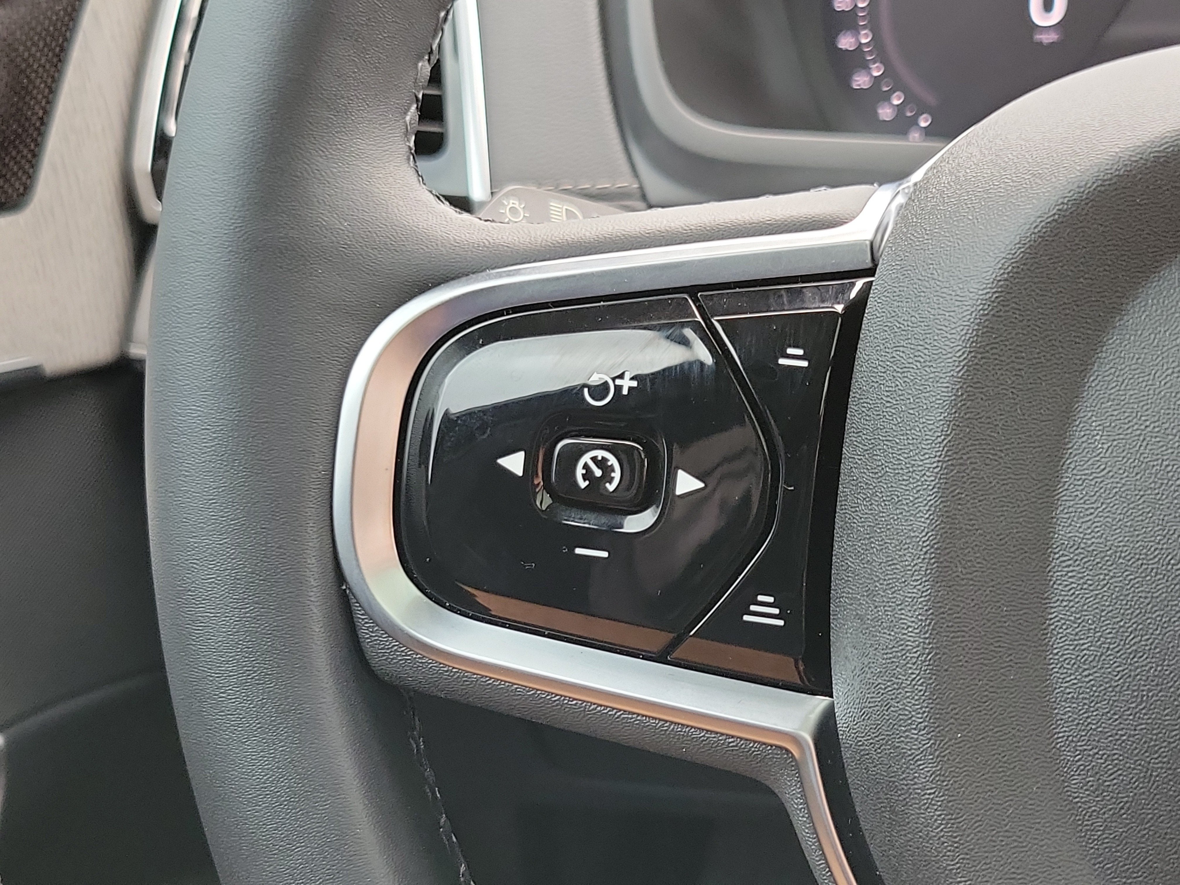 2024 Volvo XC90 Ultimate Bright Theme