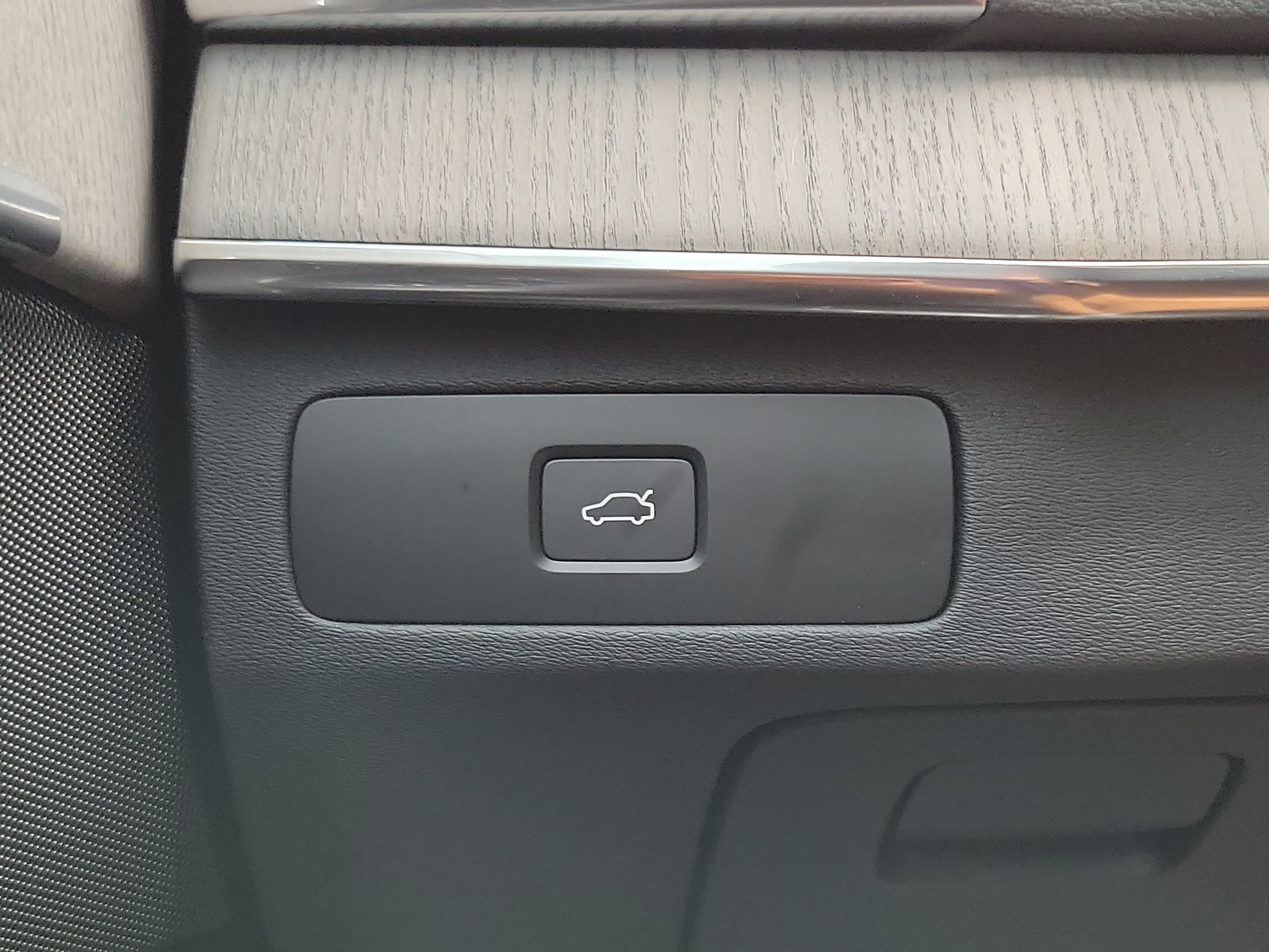 2024 Volvo XC90 Ultimate Bright Theme