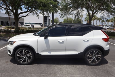 2022 Volvo XC40 R-Design