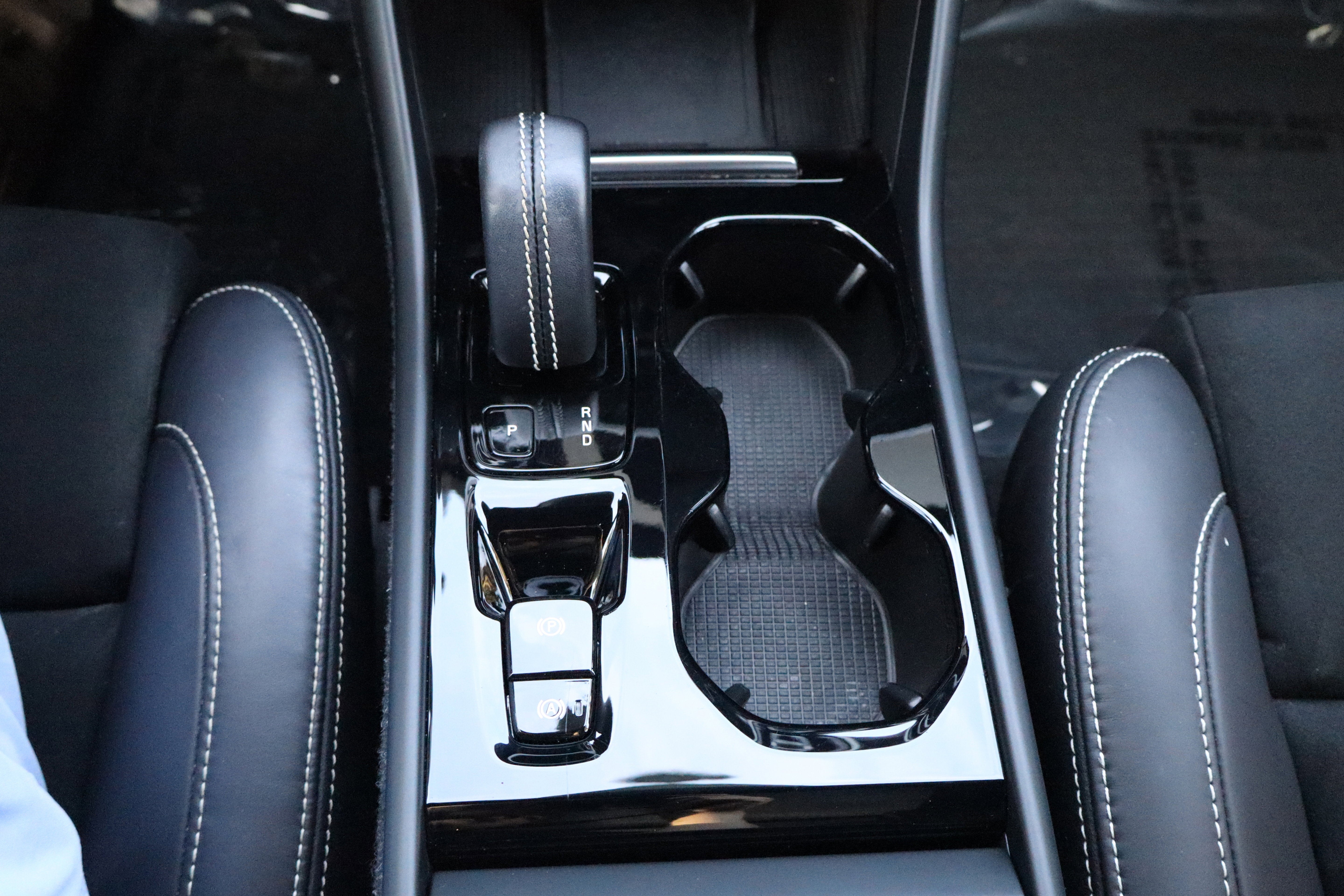 2022 Volvo XC40 R-Design