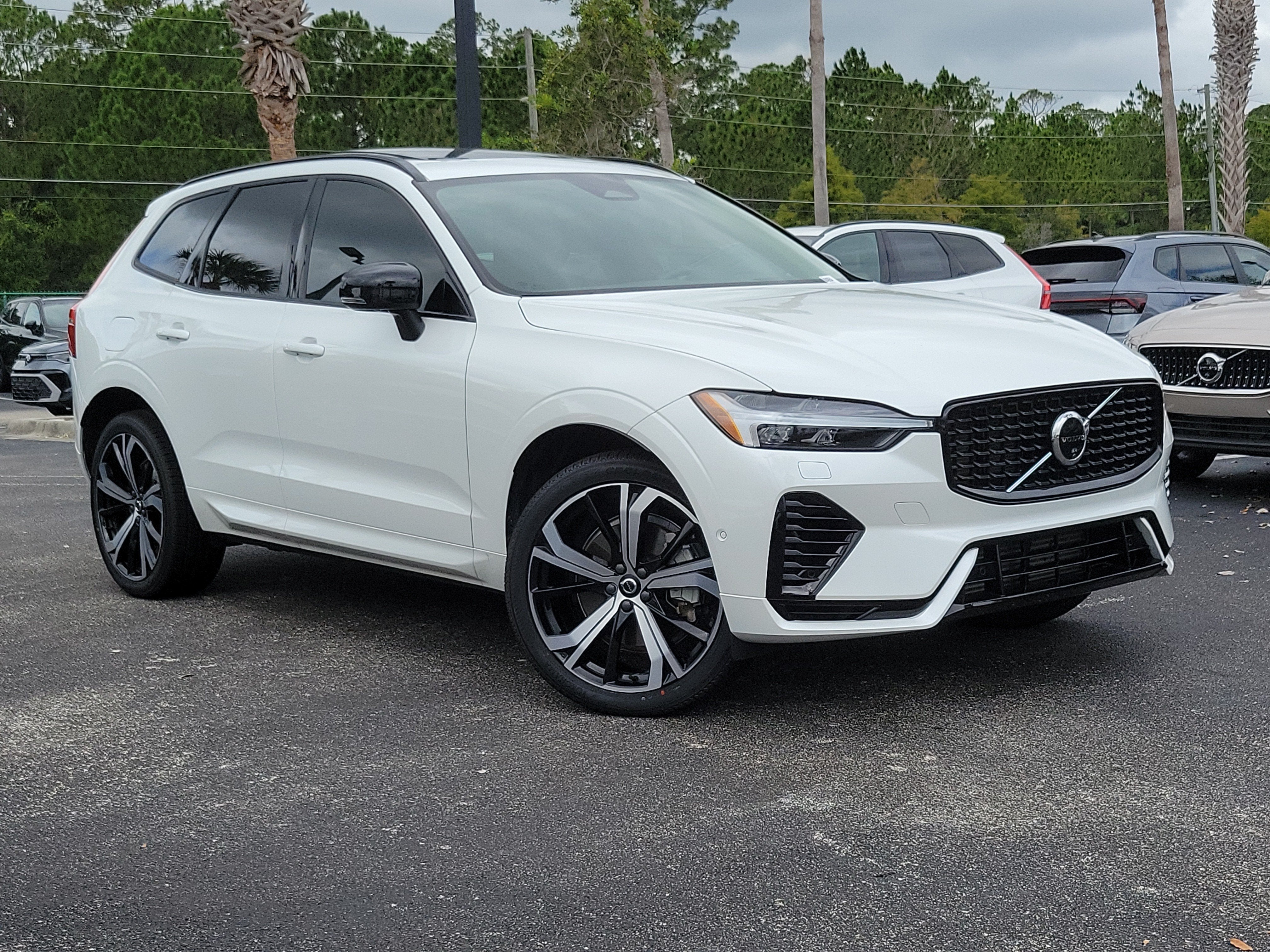 2024 Volvo XC60 Recharge Plug-In Hybrid Ultimate Dark Theme