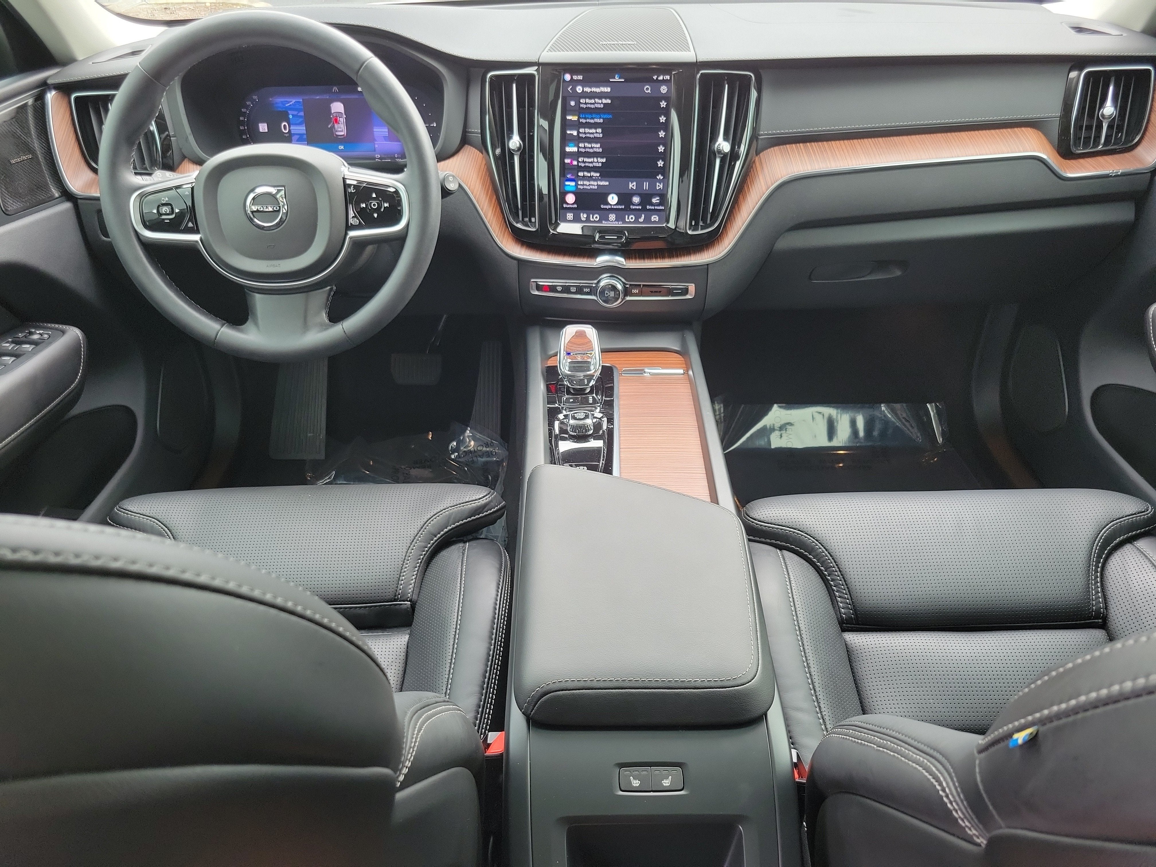 2024 Volvo XC60 Recharge Plug-In Hybrid Ultimate Dark Theme