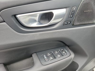 2024 Volvo XC60 Recharge Plug-In Hybrid Ultimate Dark Theme