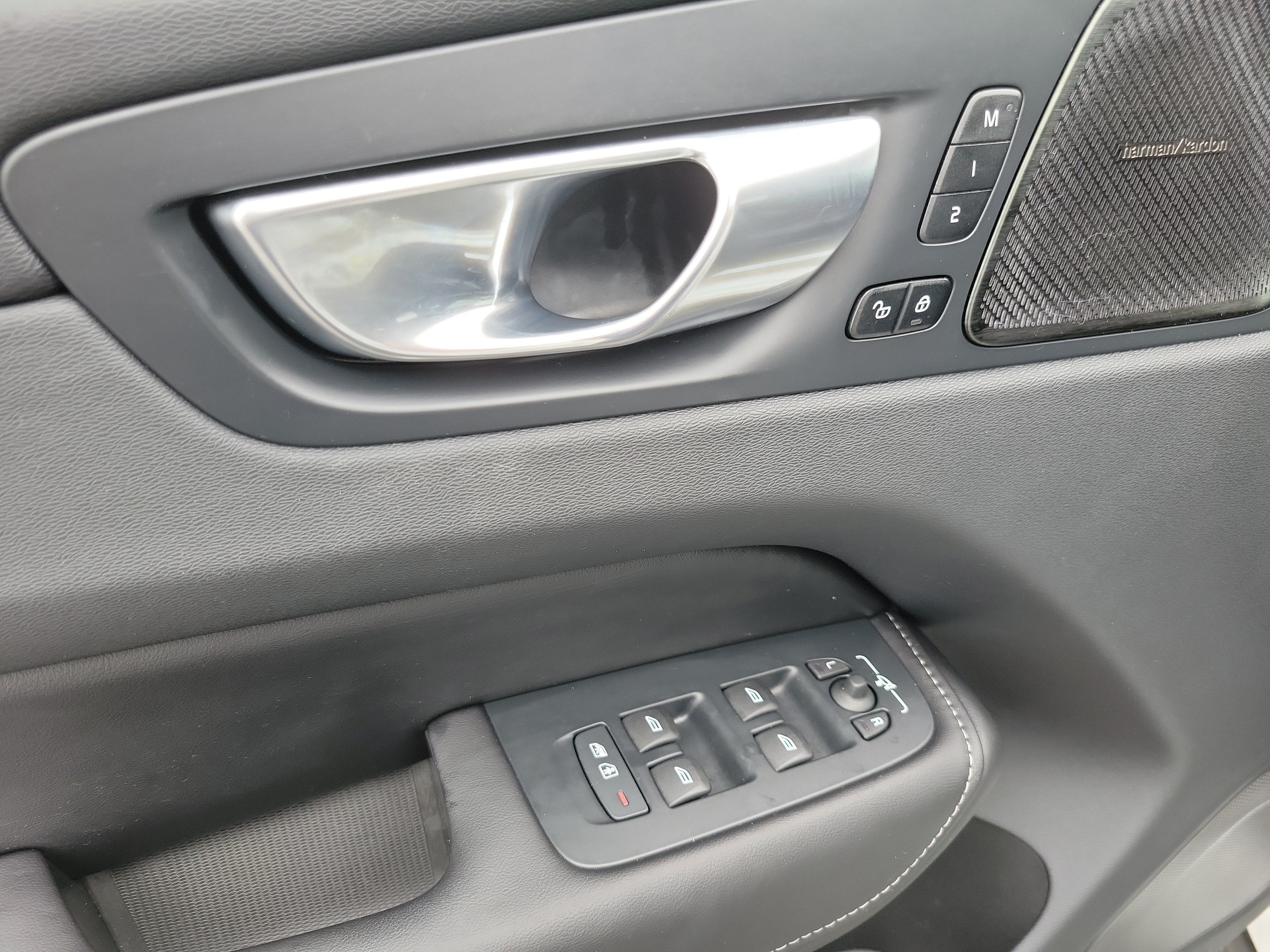 2024 Volvo XC60 Recharge Plug-In Hybrid Ultimate Dark Theme