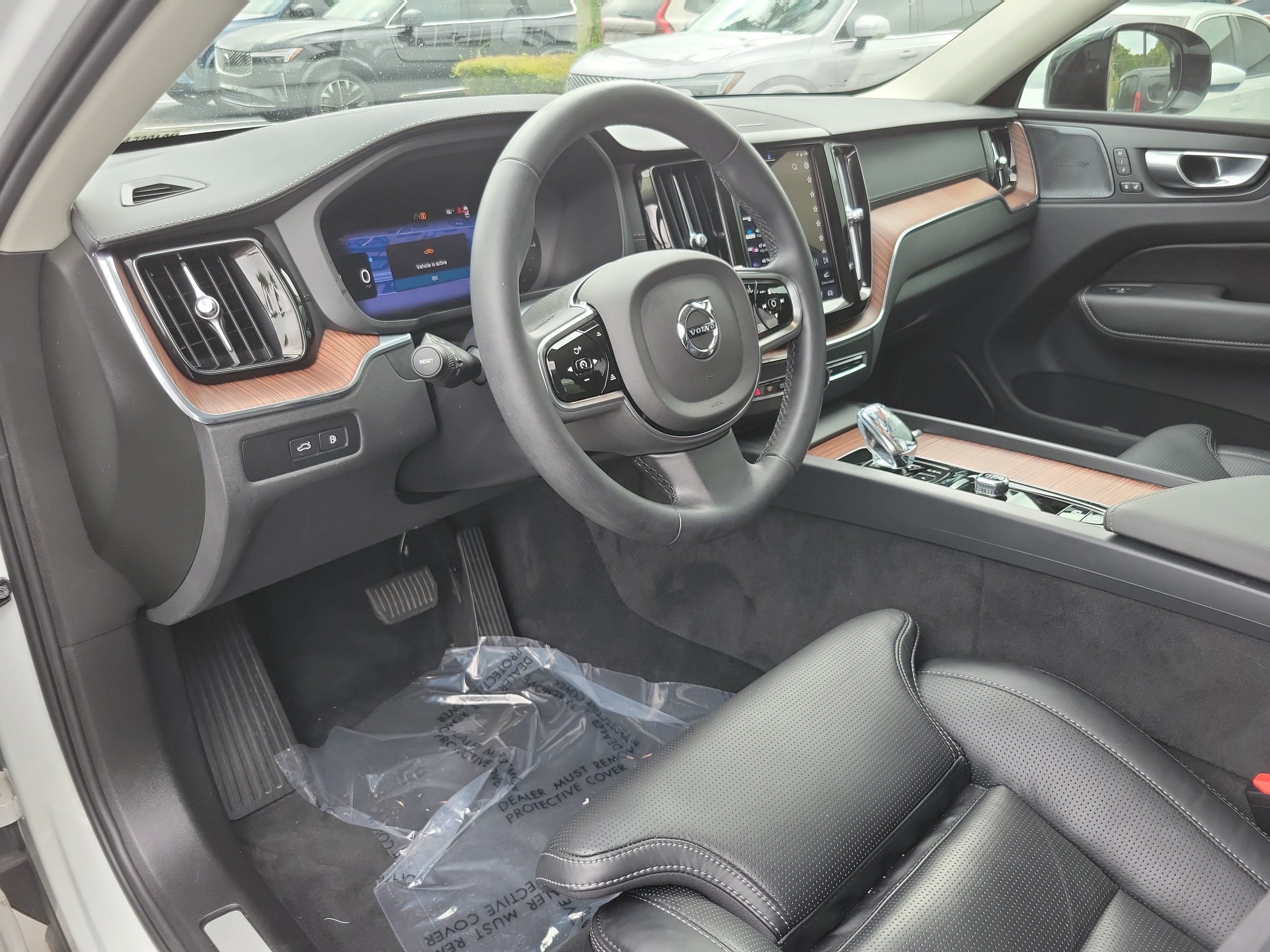 2024 Volvo XC60 Recharge Plug-In Hybrid Ultimate Dark Theme