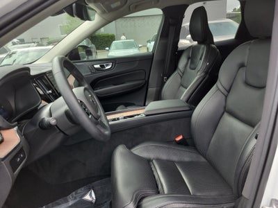 2024 Volvo XC60 Recharge Plug-In Hybrid Ultimate Dark Theme