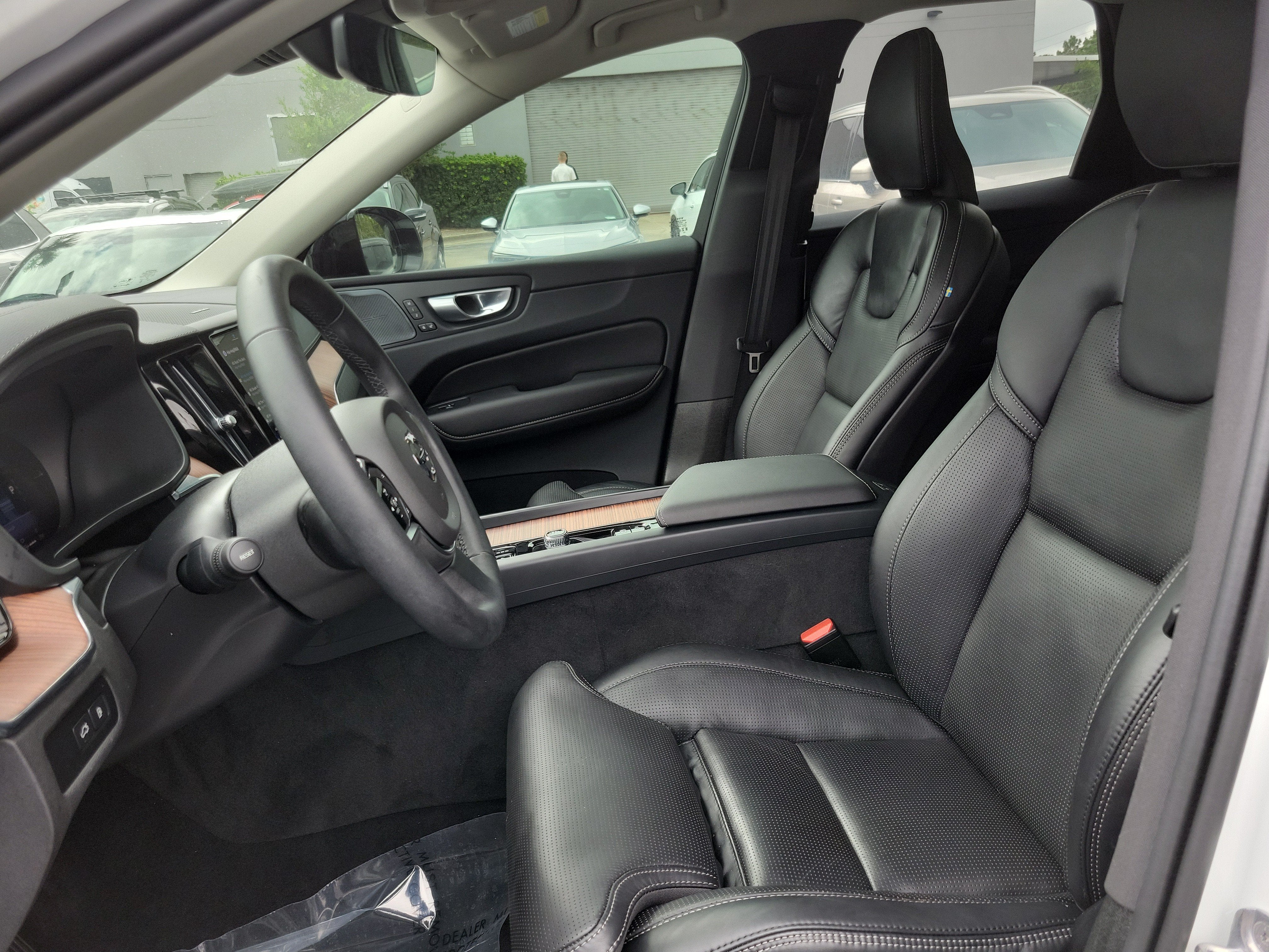 2024 Volvo XC60 Recharge Plug-In Hybrid Ultimate Dark Theme
