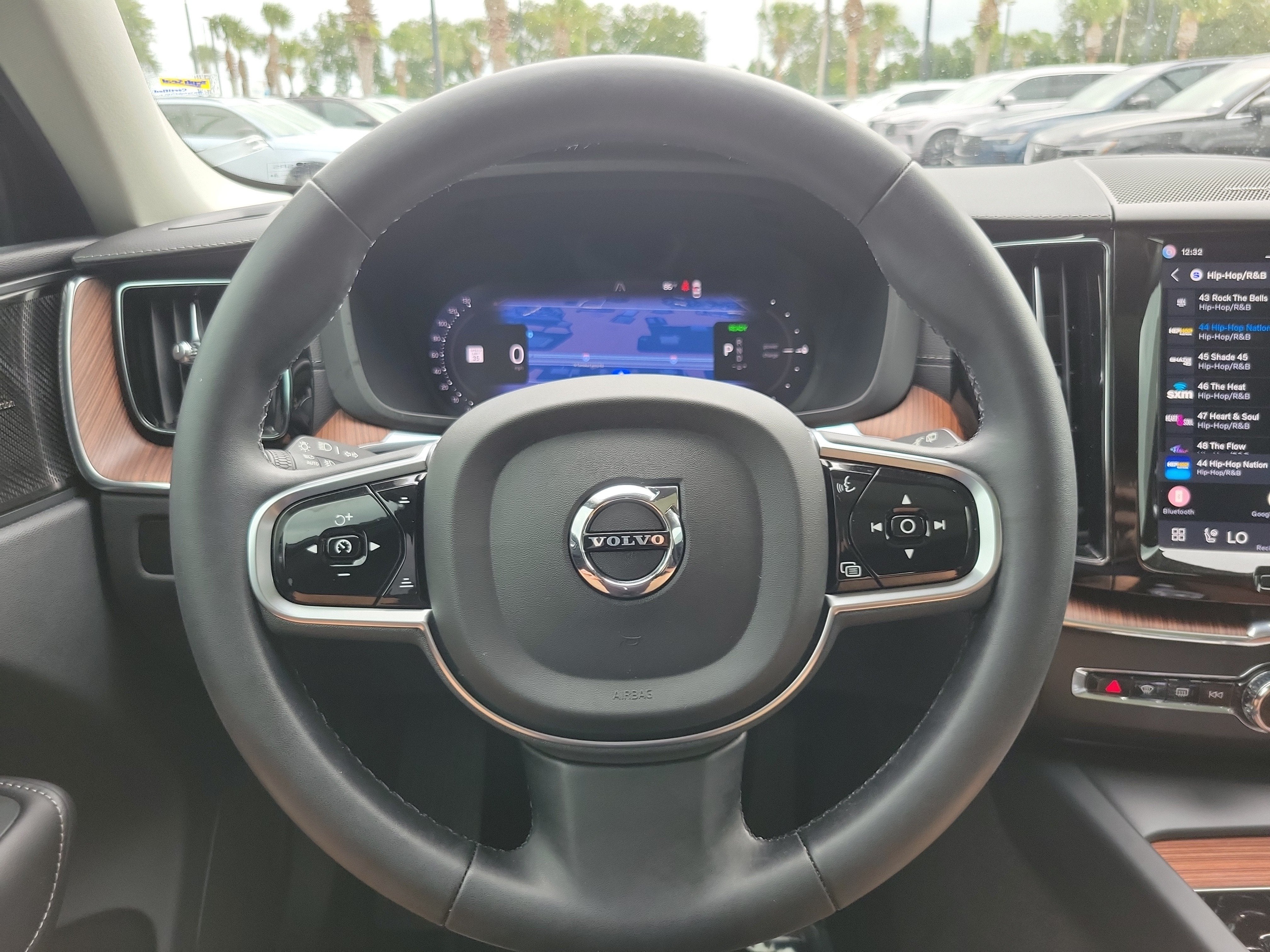2024 Volvo XC60 Recharge Plug-In Hybrid Ultimate Dark Theme