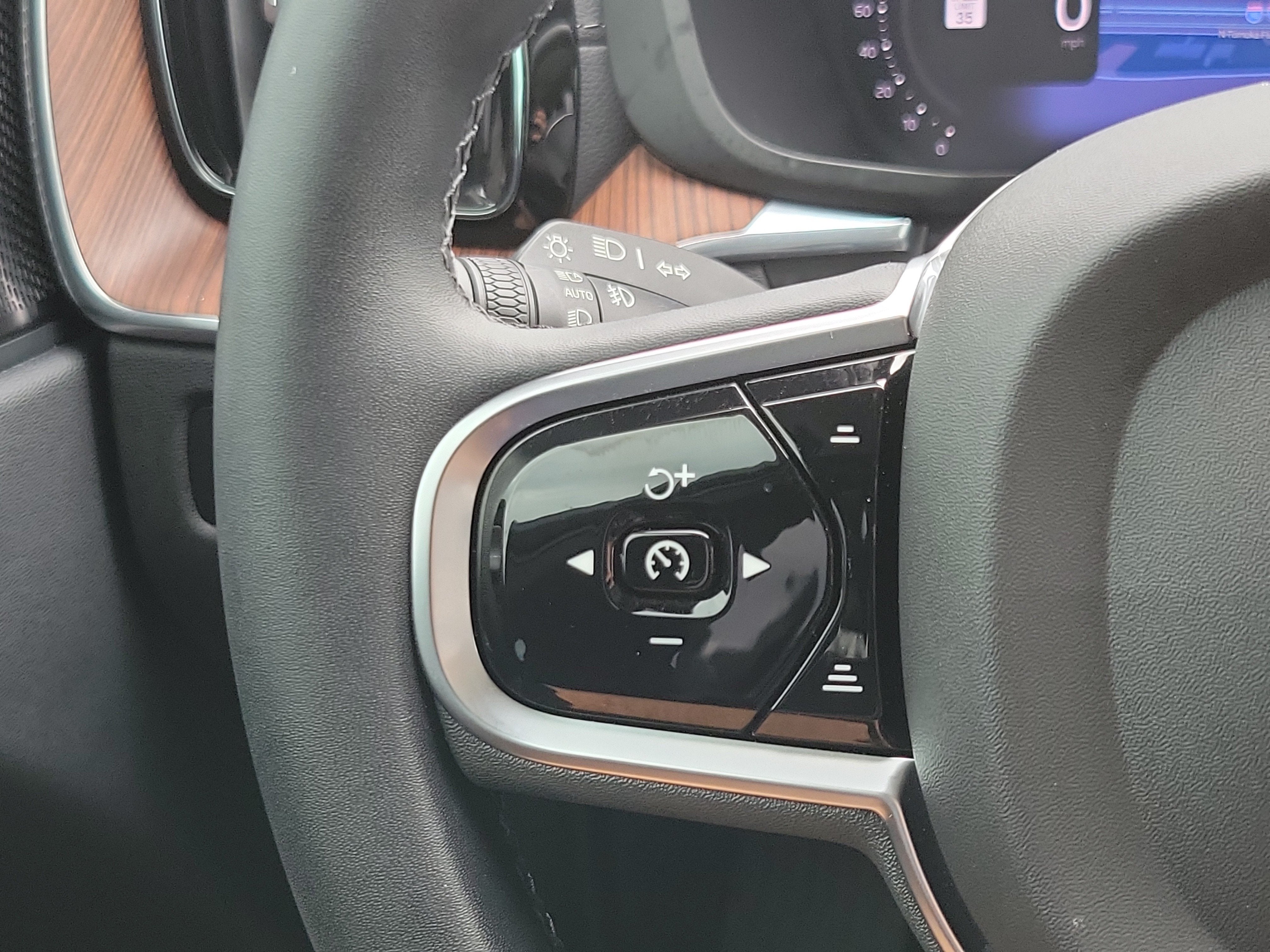 2024 Volvo XC60 Recharge Plug-In Hybrid Ultimate Dark Theme