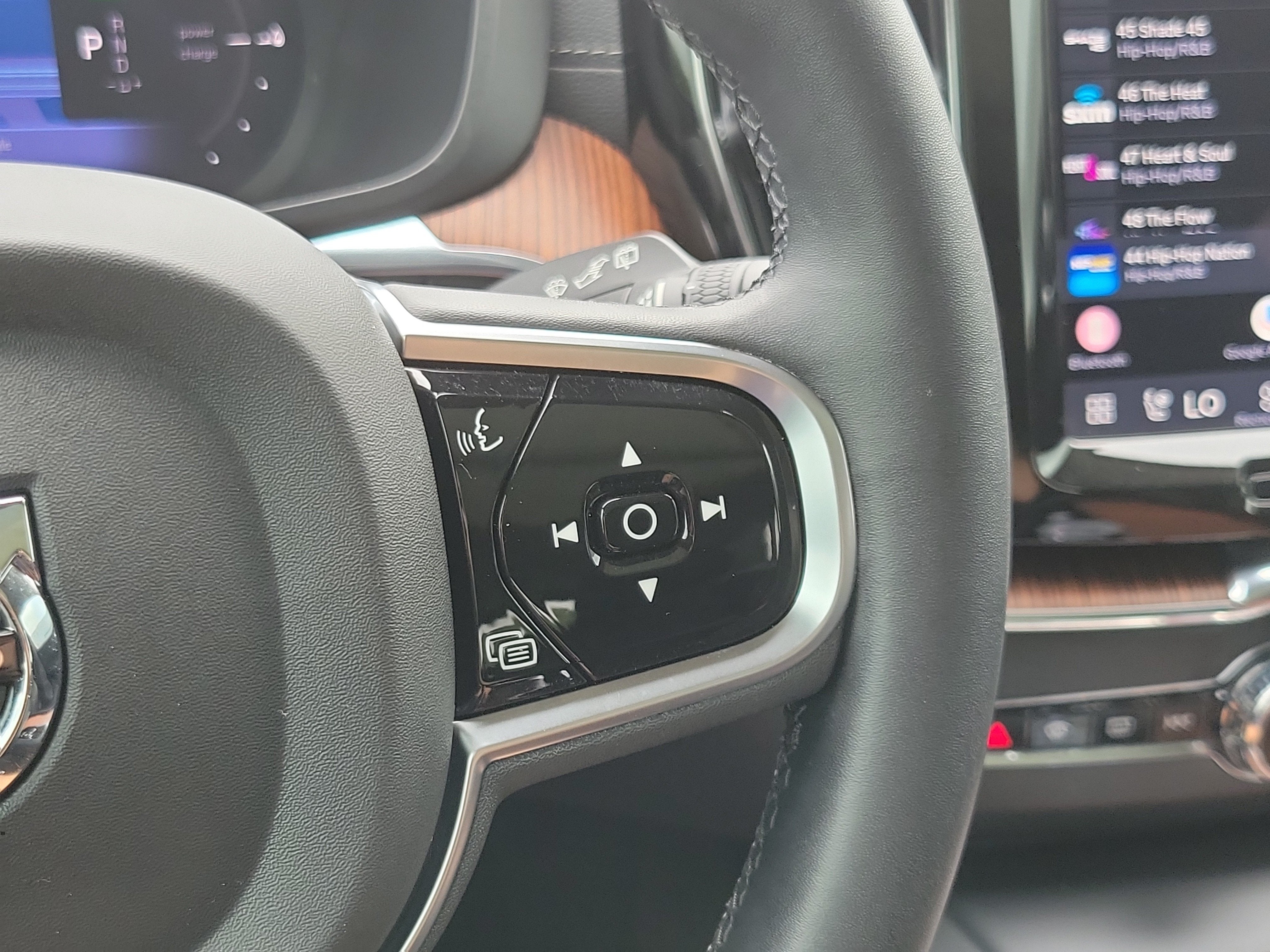 2024 Volvo XC60 Recharge Plug-In Hybrid Ultimate Dark Theme