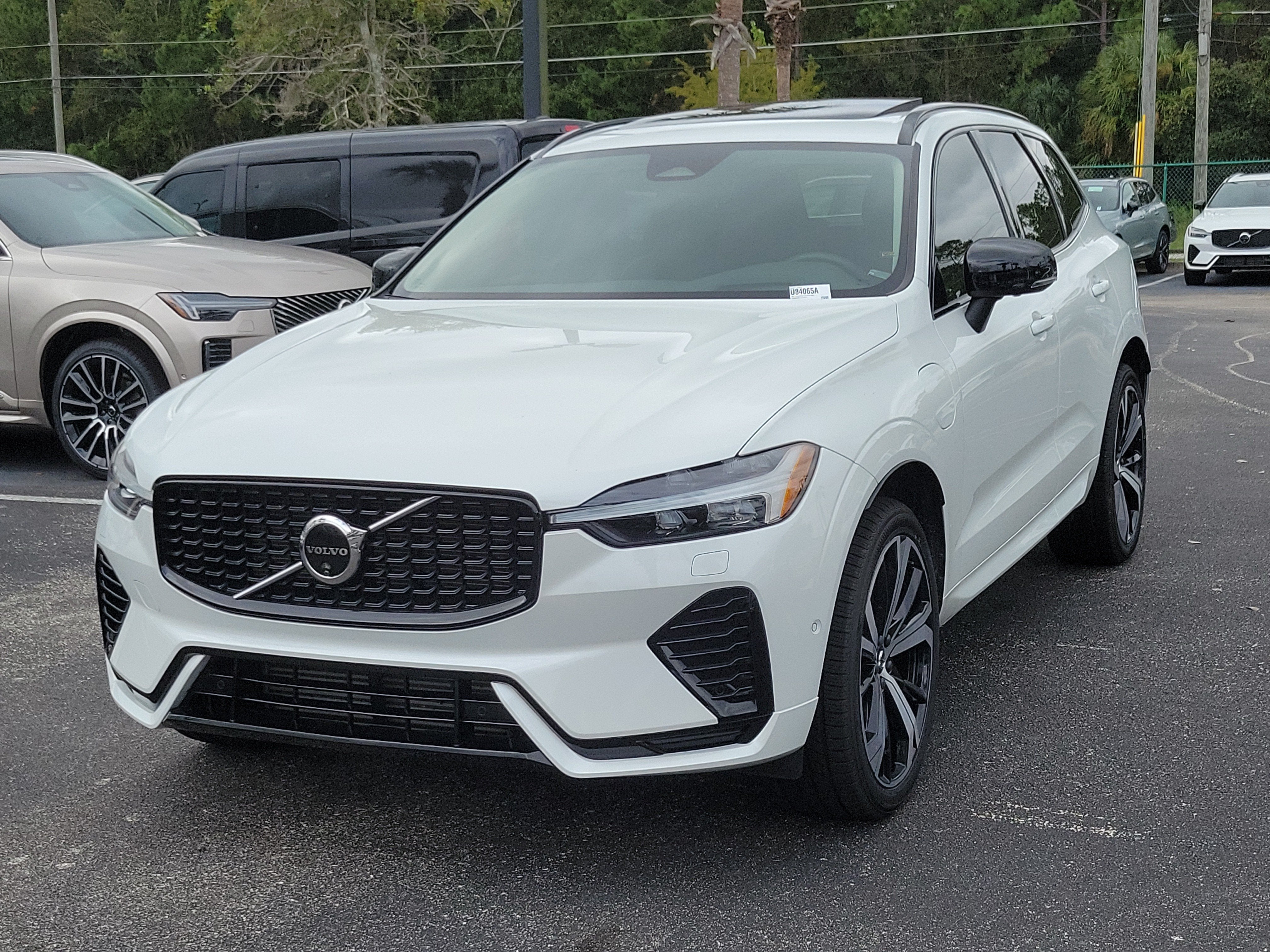 2024 Volvo XC60 Recharge Plug-In Hybrid Ultimate Dark Theme