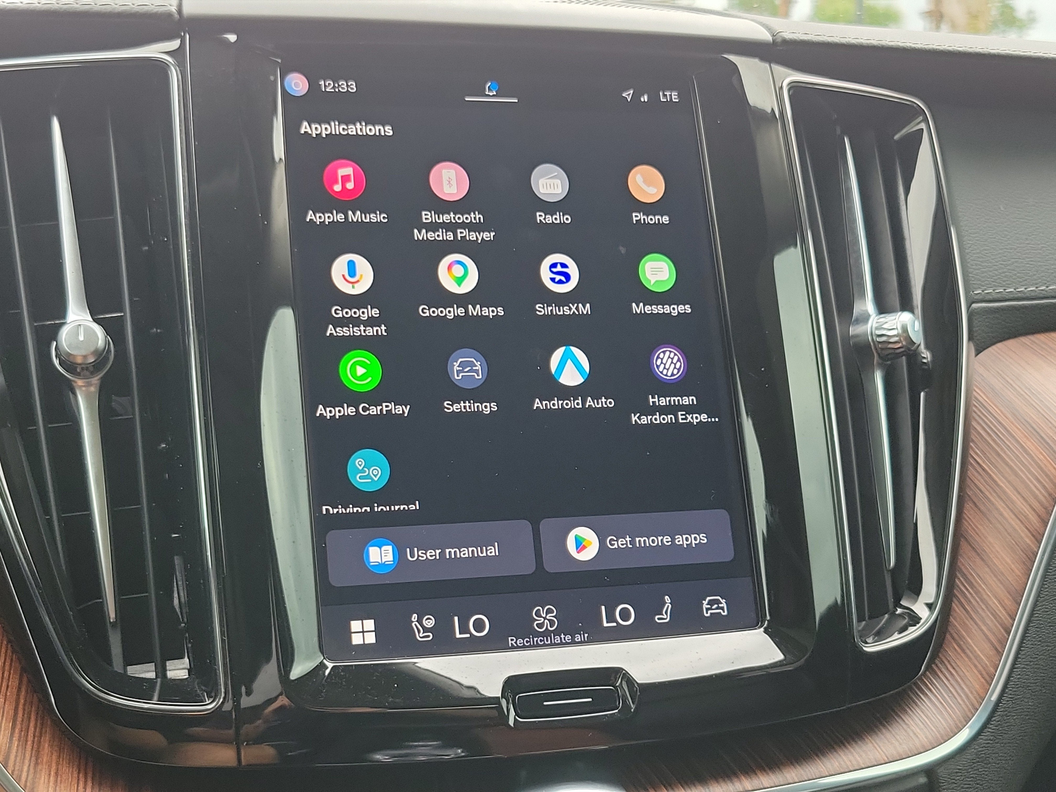 2024 Volvo XC60 Recharge Plug-In Hybrid Ultimate Dark Theme