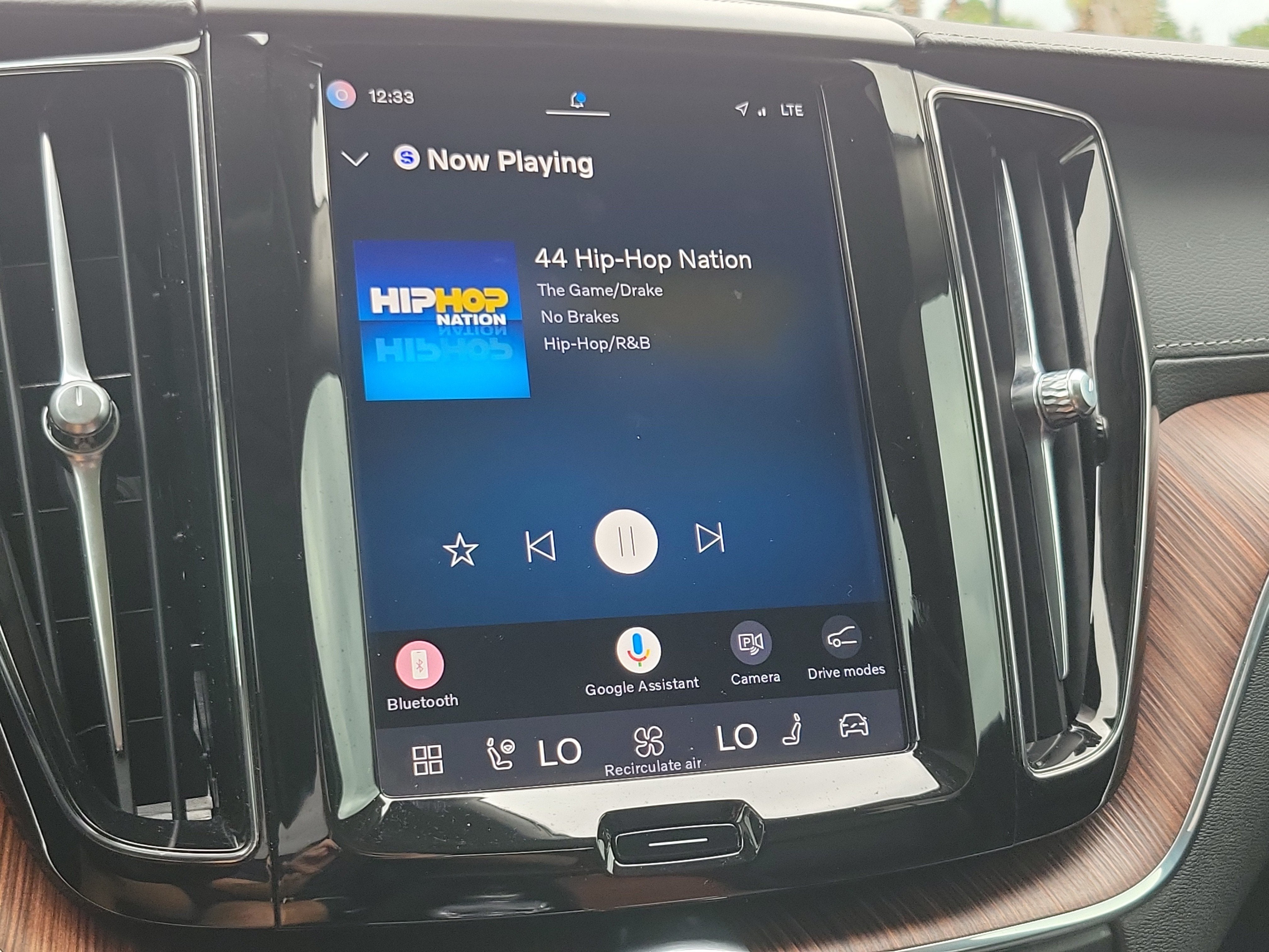 2024 Volvo XC60 Recharge Plug-In Hybrid Ultimate Dark Theme