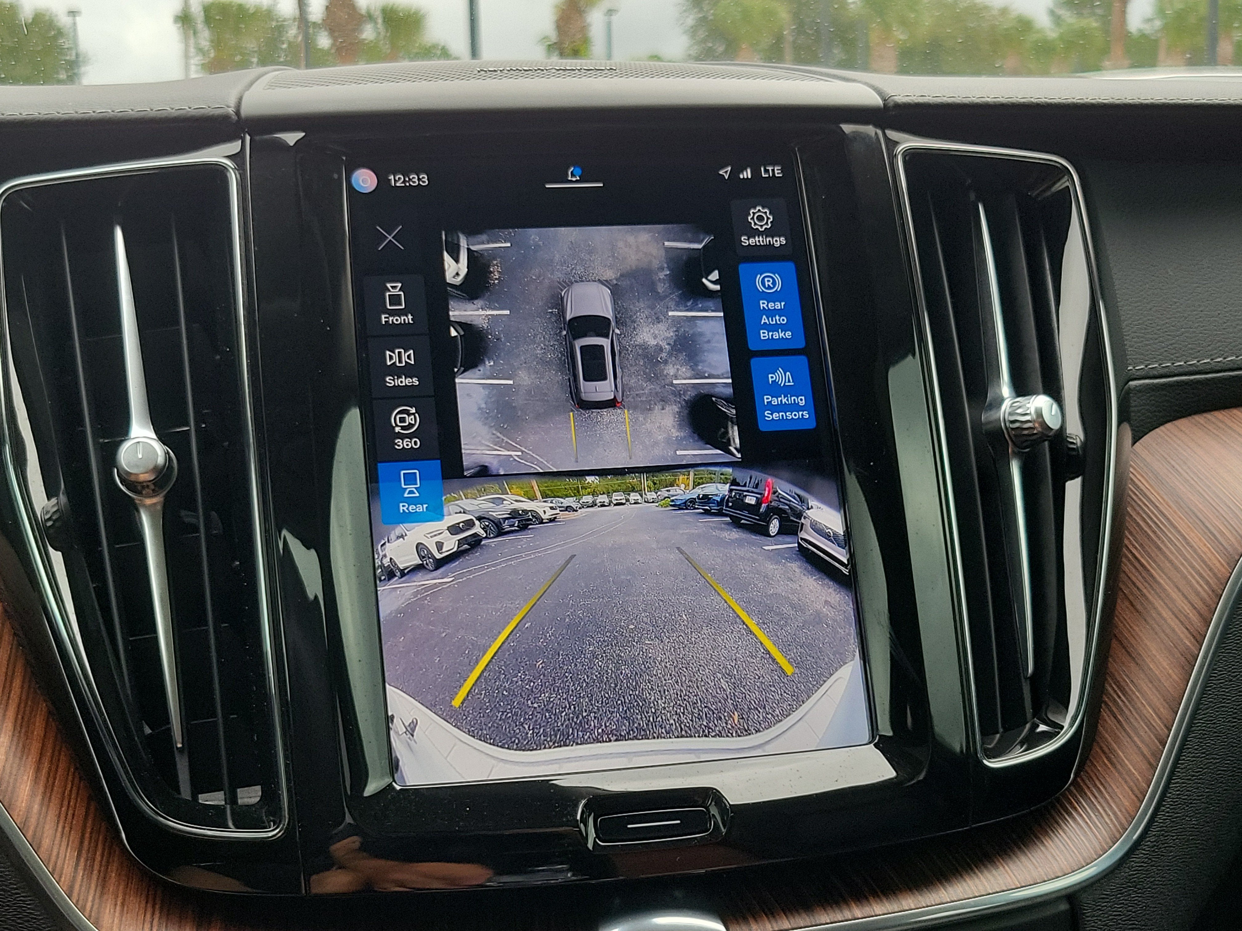2024 Volvo XC60 Recharge Plug-In Hybrid Ultimate Dark Theme