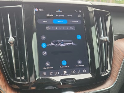 2024 Volvo XC60 Recharge Plug-In Hybrid Ultimate Dark Theme