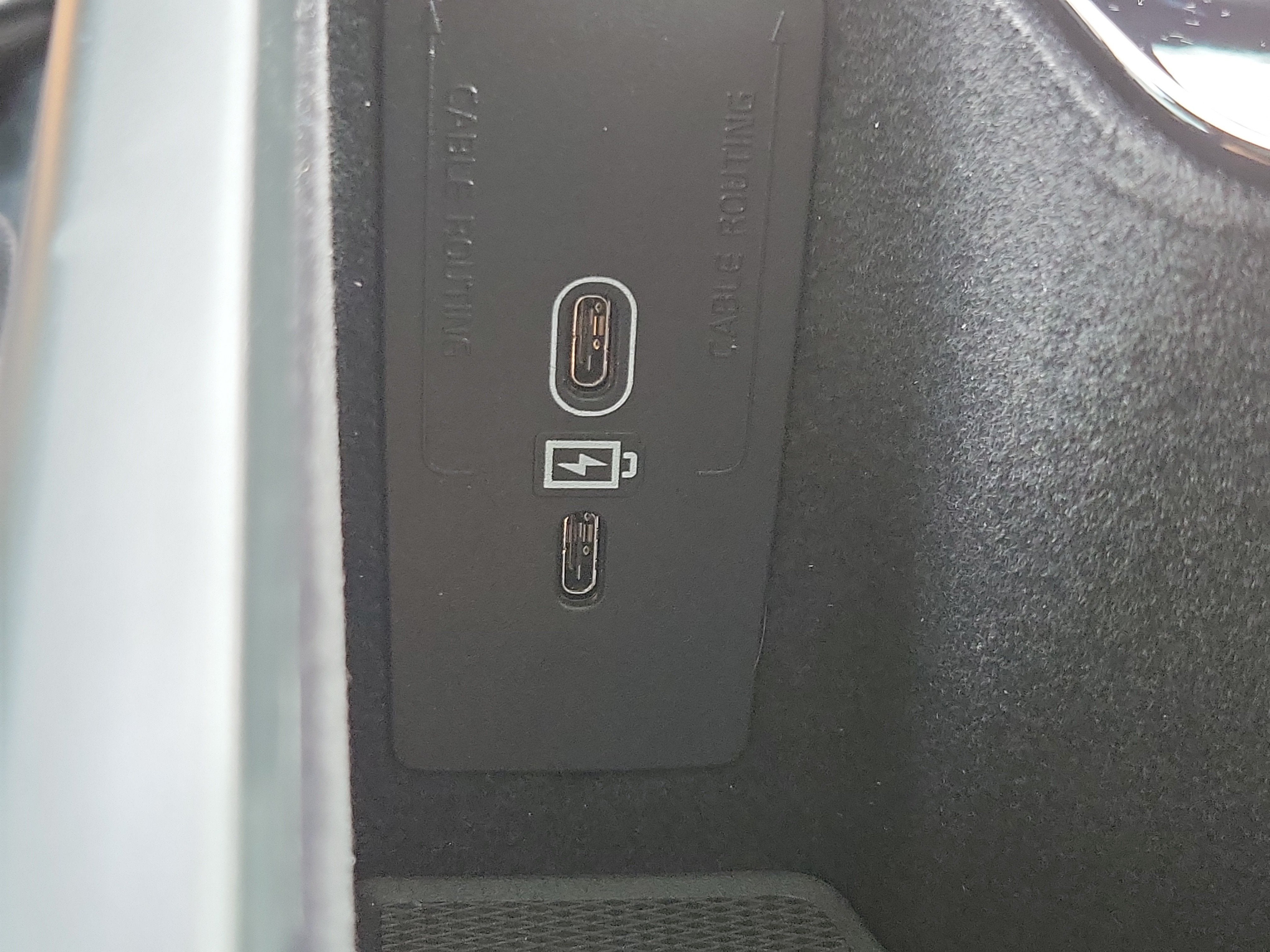 2024 Volvo XC60 Recharge Plug-In Hybrid Ultimate Dark Theme