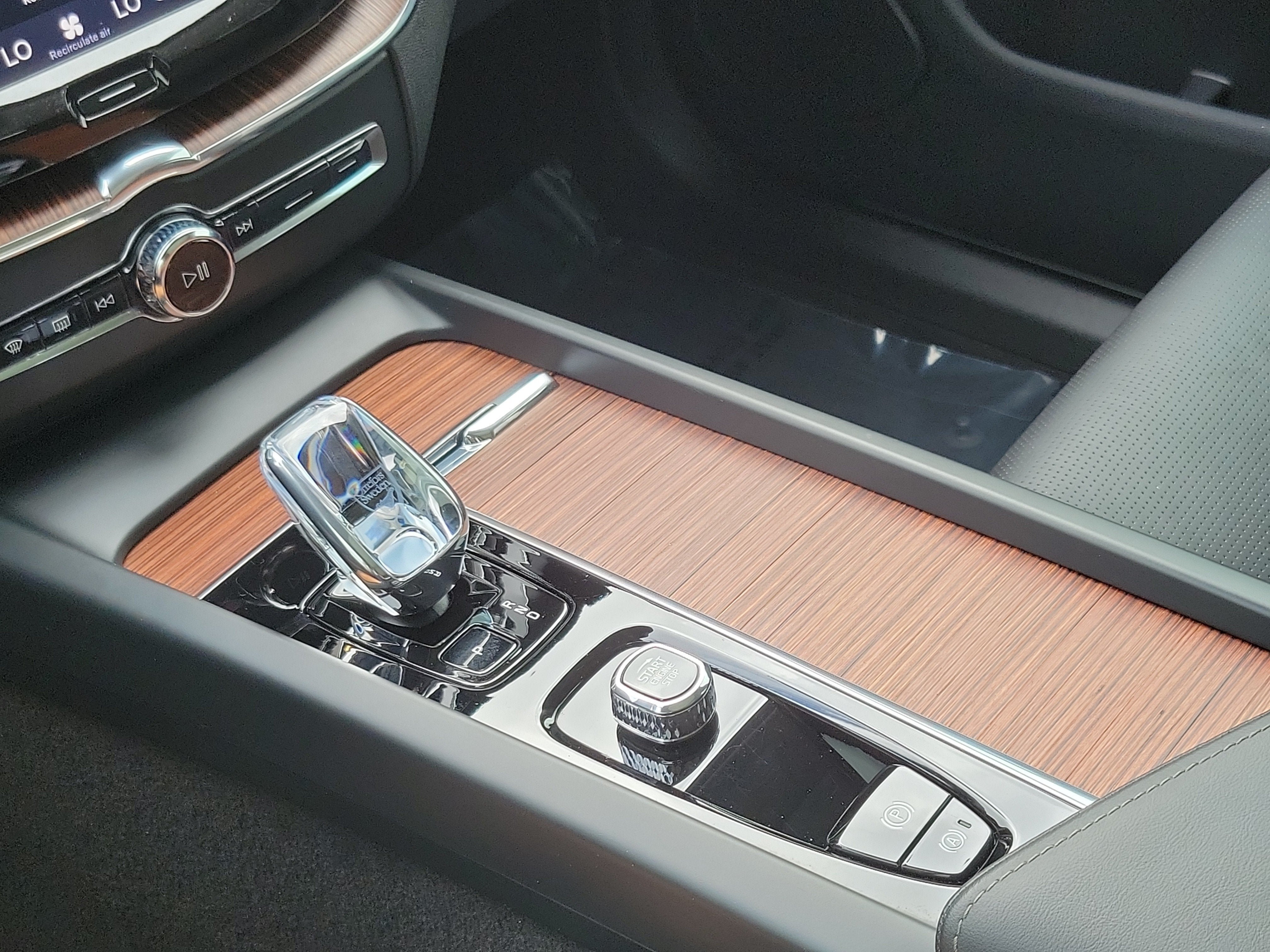 2024 Volvo XC60 Recharge Plug-In Hybrid Ultimate Dark Theme