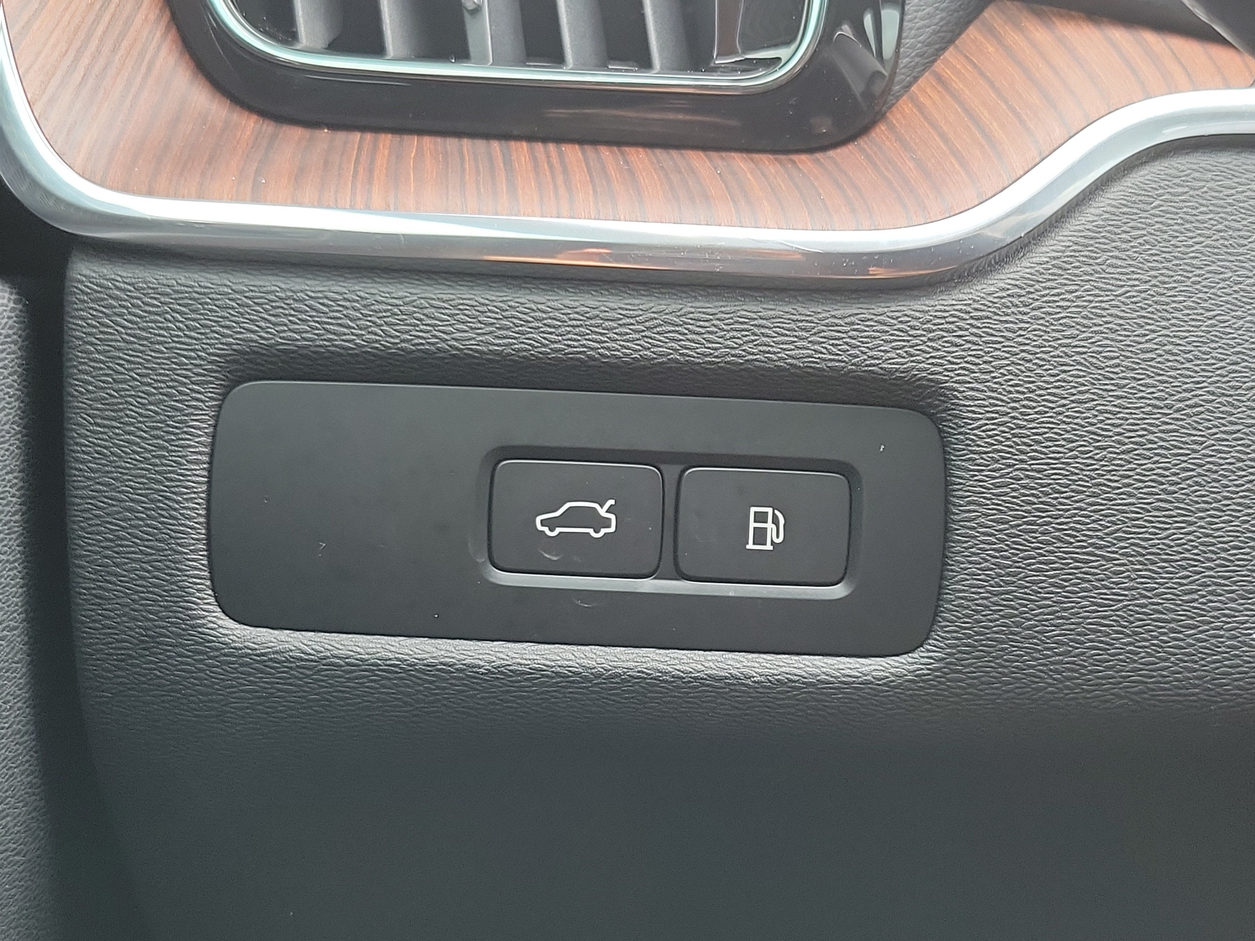 2024 Volvo XC60 Recharge Plug-In Hybrid Ultimate Dark Theme