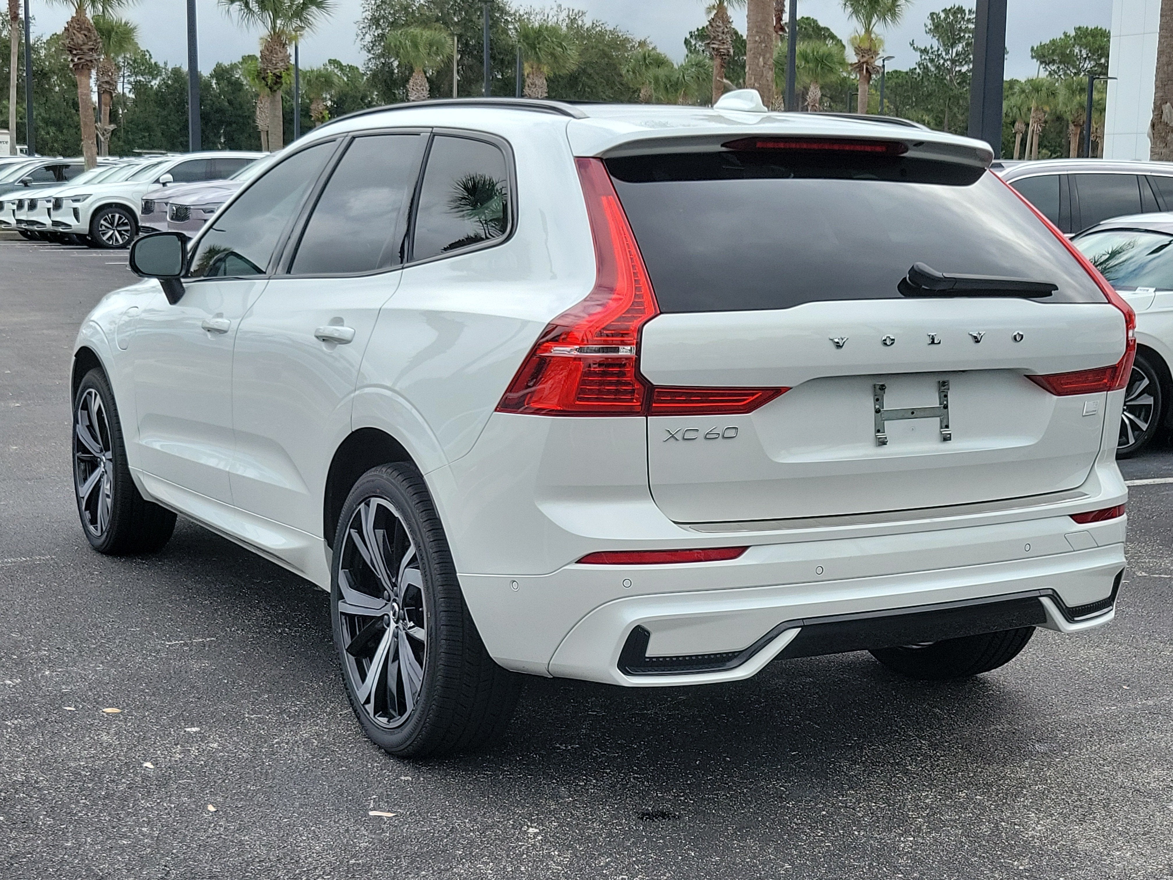 2024 Volvo XC60 Recharge Plug-In Hybrid Ultimate Dark Theme