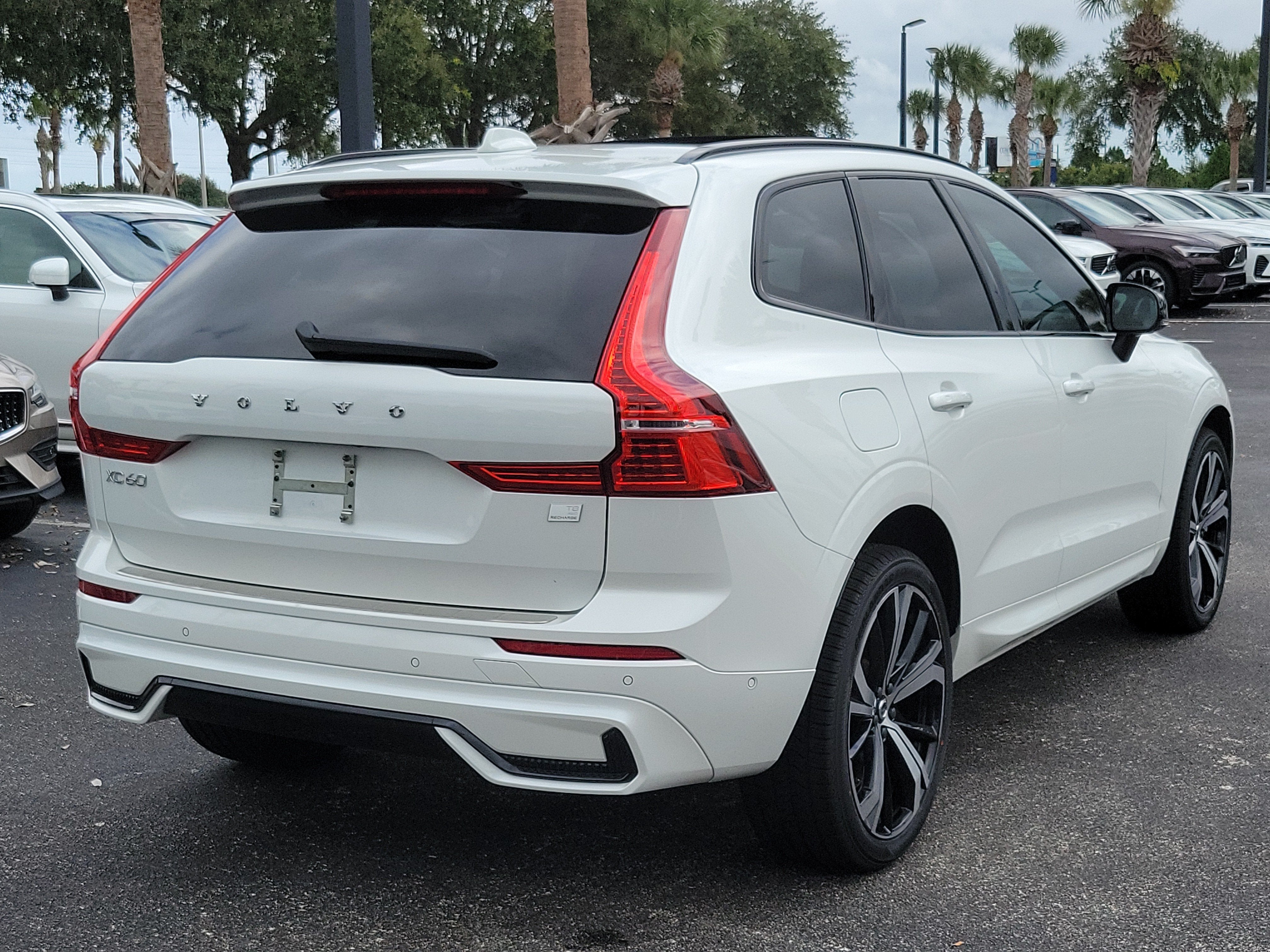 2024 Volvo XC60 Recharge Plug-In Hybrid Ultimate Dark Theme