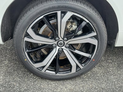 2024 Volvo XC60 Recharge Plug-In Hybrid Ultimate Dark Theme