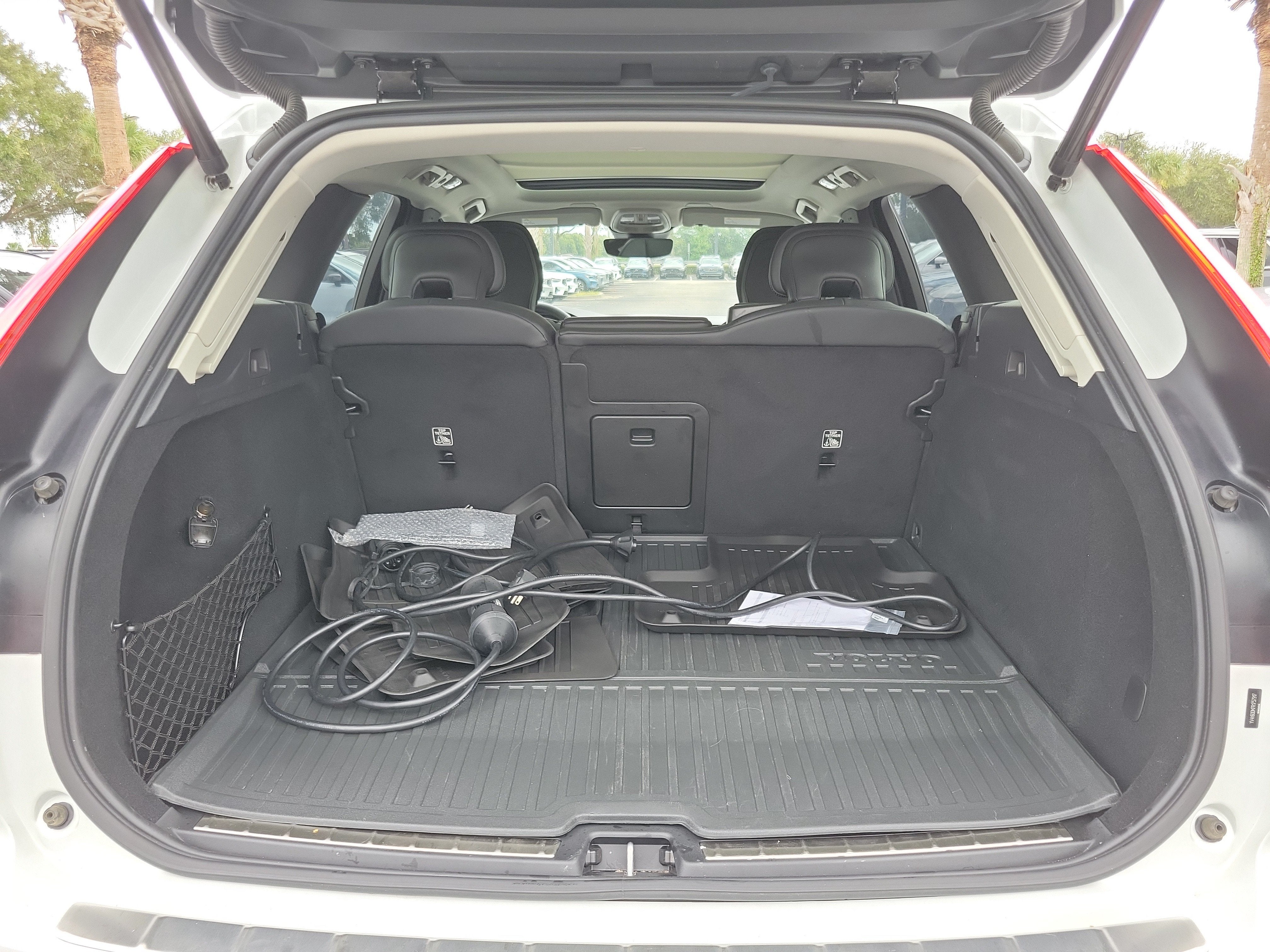 2024 Volvo XC60 Recharge Plug-In Hybrid Ultimate Dark Theme