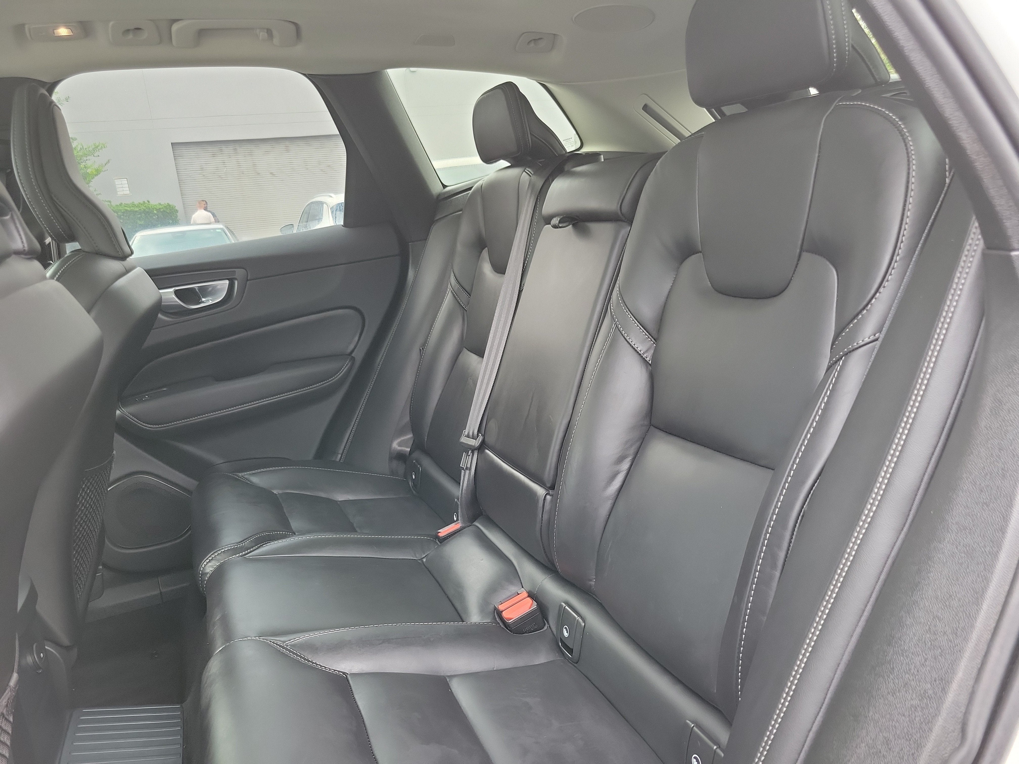 2024 Volvo XC60 Recharge Plug-In Hybrid Ultimate Dark Theme
