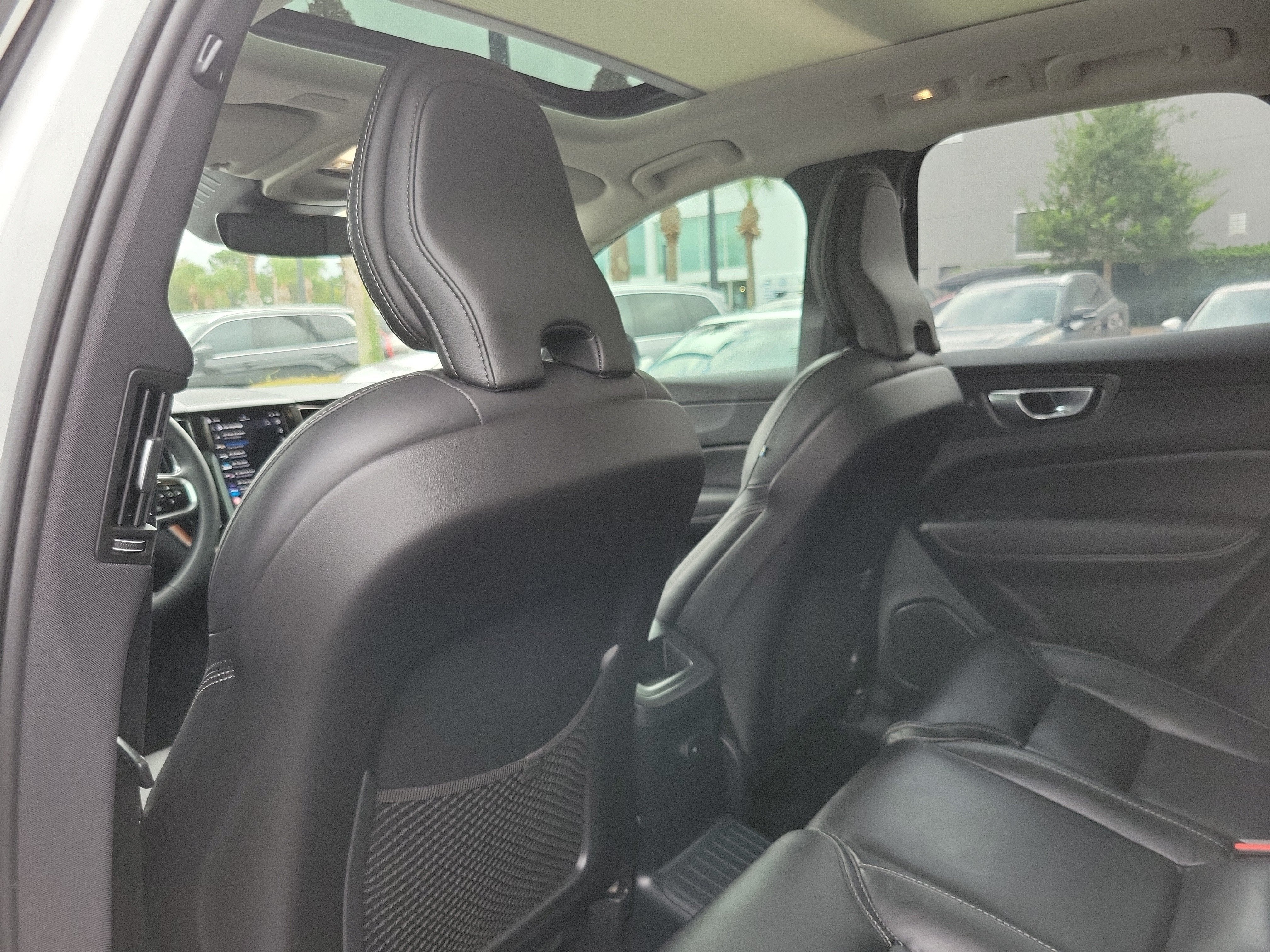 2024 Volvo XC60 Recharge Plug-In Hybrid Ultimate Dark Theme