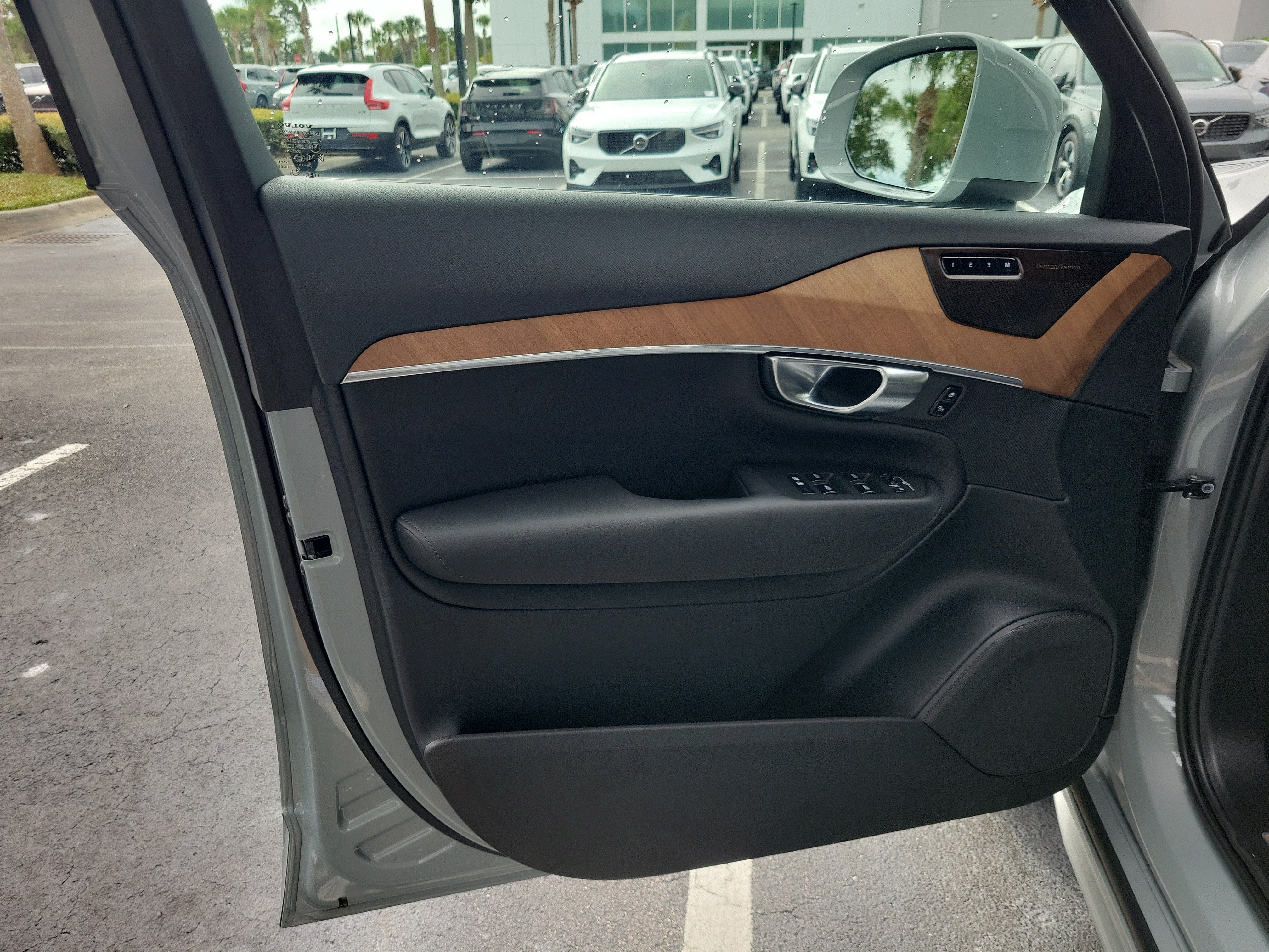 2025 Volvo XC90 Plug-In Hybrid Plus