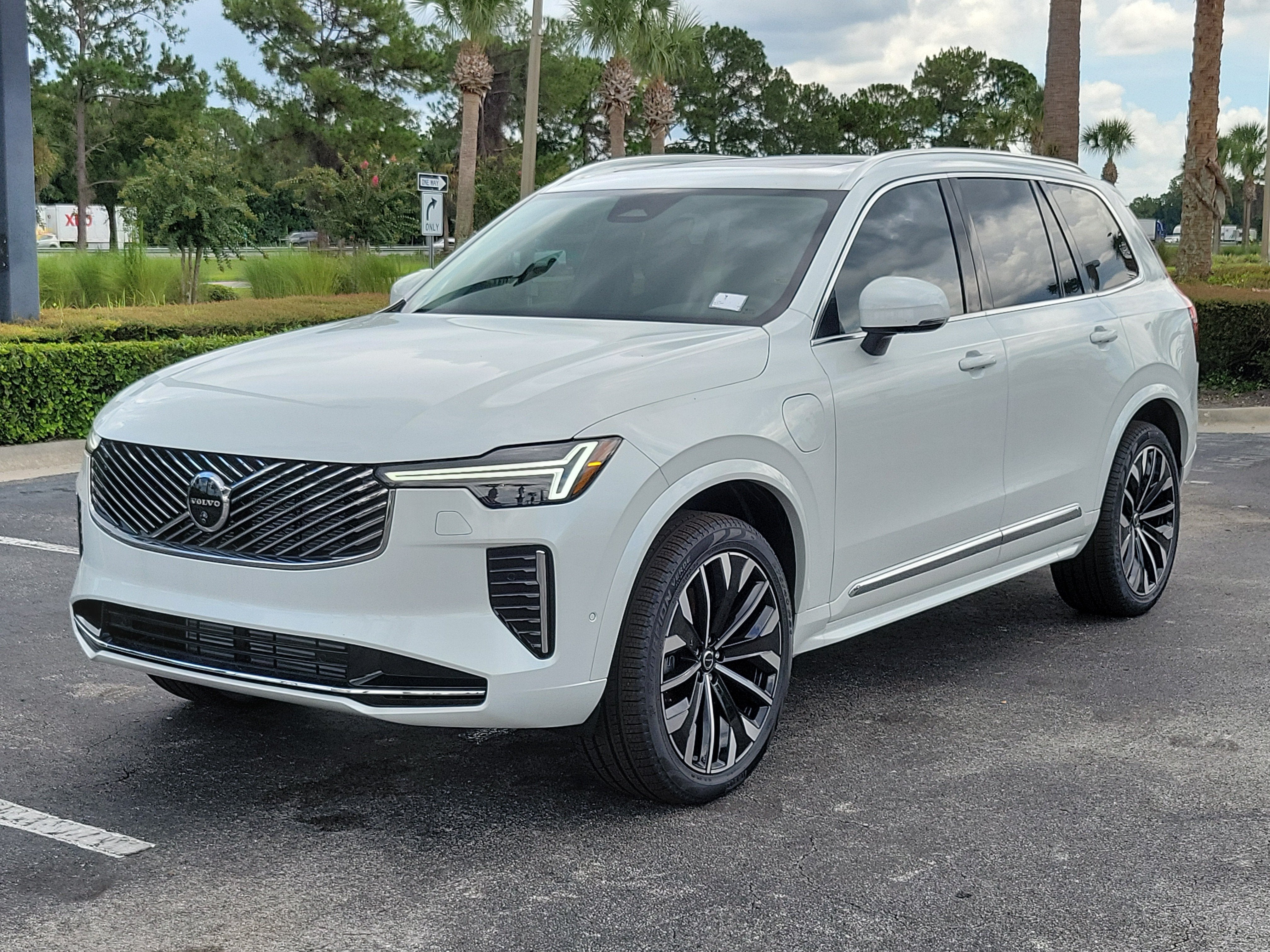 2026 Volvo XC90 Plug-In Hybrid Plus